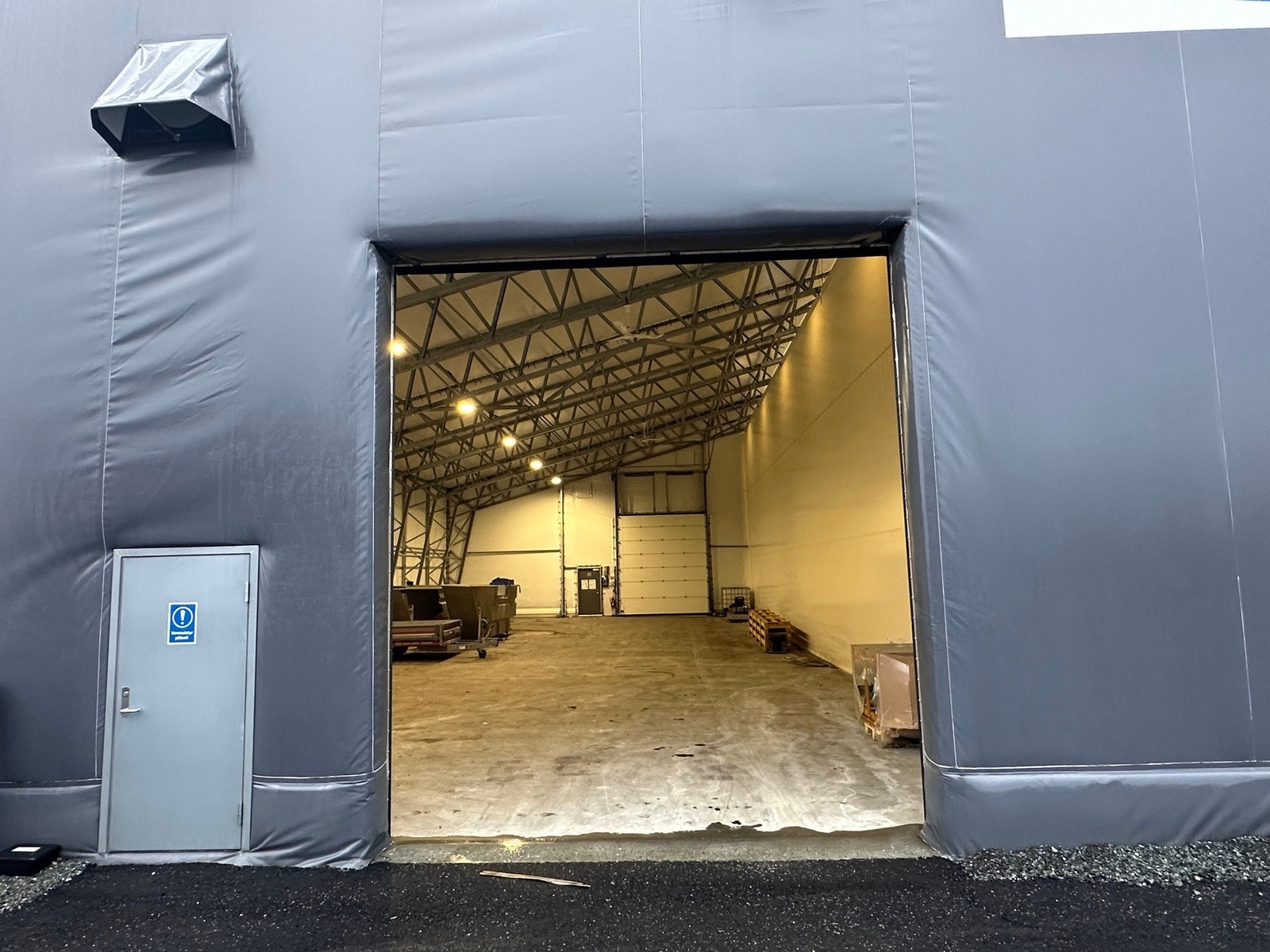 Portene er ca. 450 cm høy og ca. 390 cm bred. Inngangsdør i begge ender med kodelås. Utleier har truck på eiendommen som eventuelt kan lånes etter avtale. Galleribilde