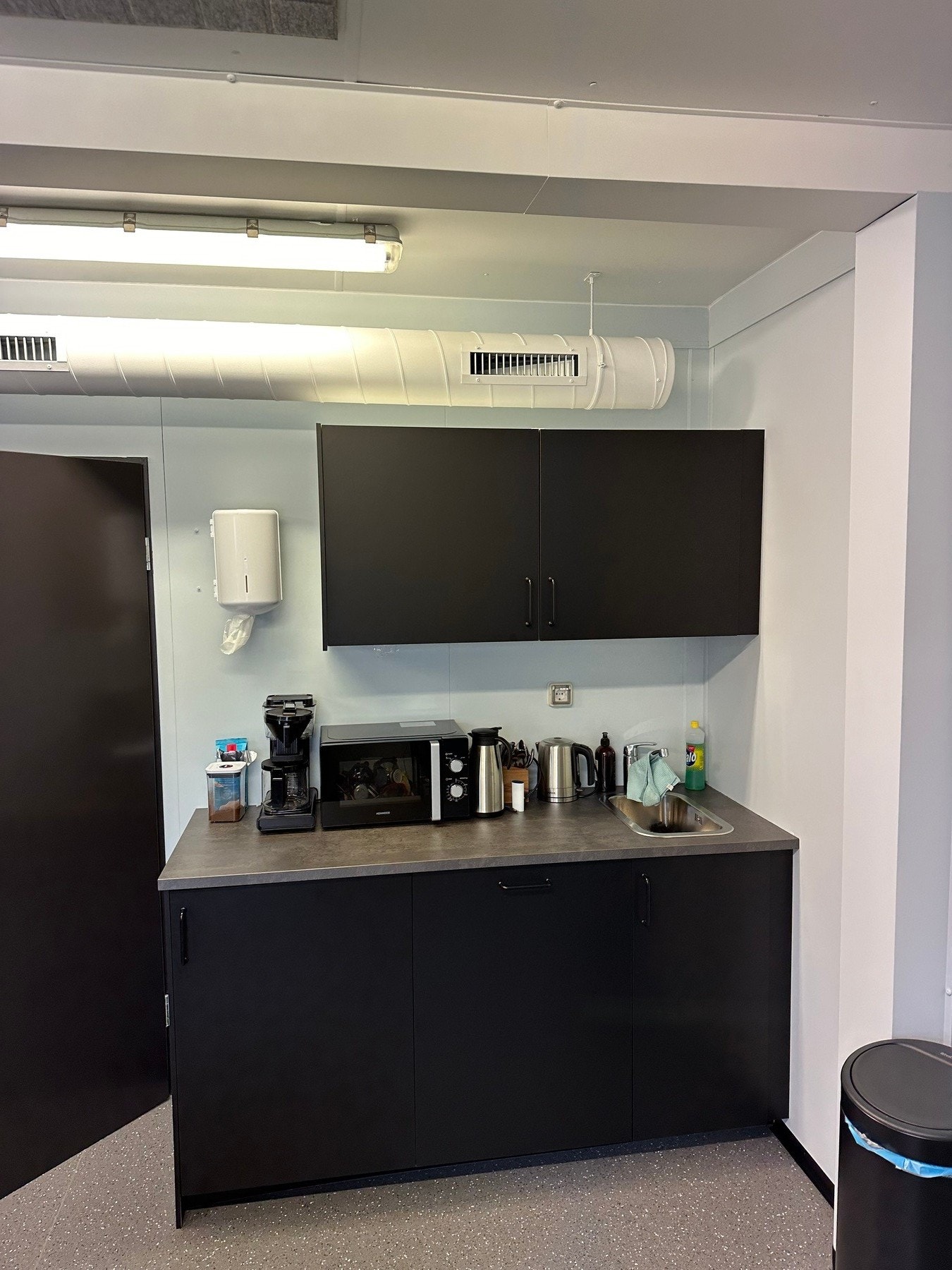 Enkelt og moderne kjøkken Galleribilde