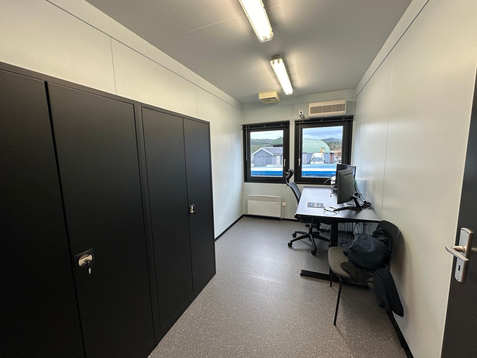 Romslig og flott kontorplass. Galleribilde