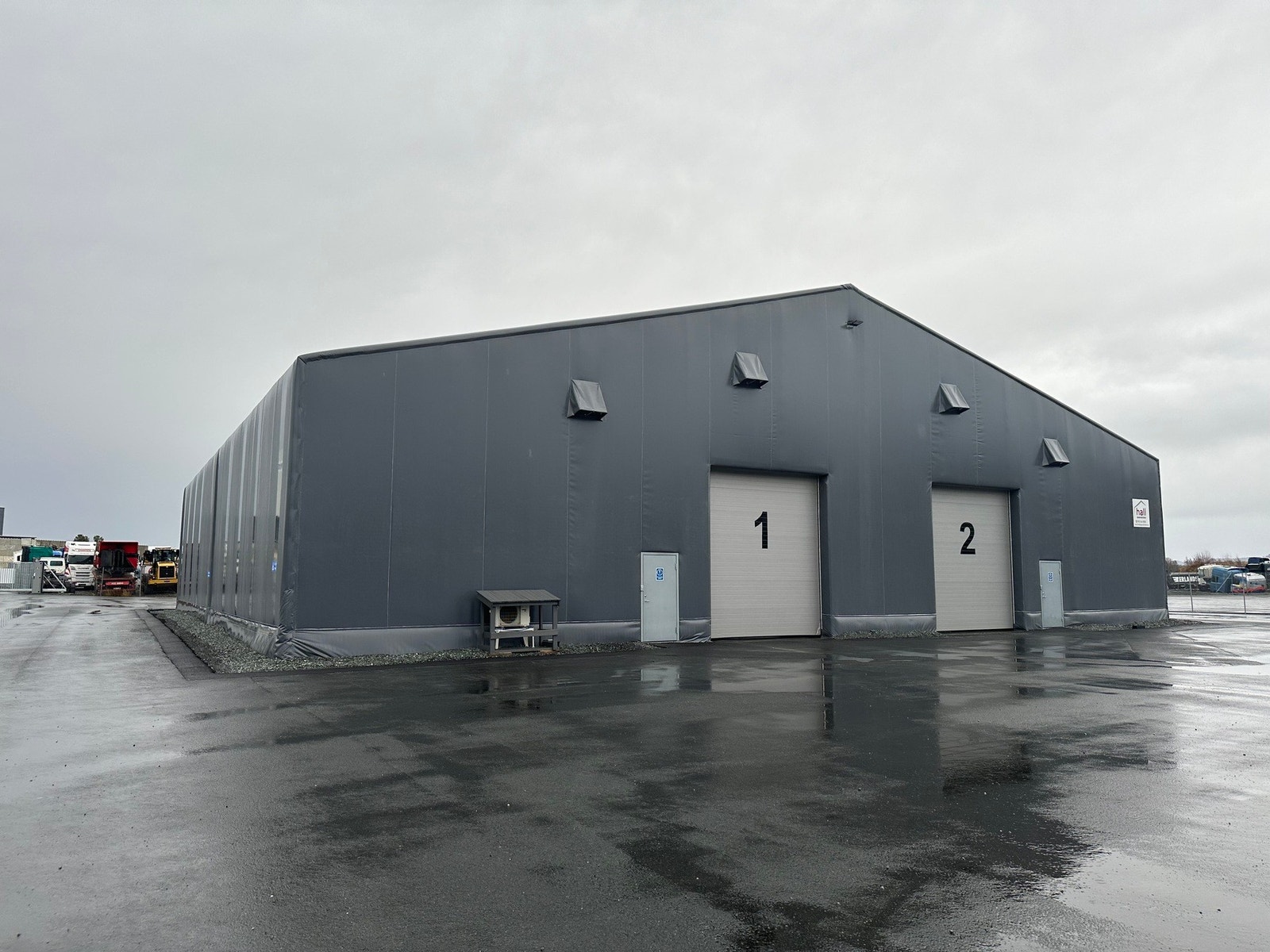 Gjennomkjøring (crossdocking) er mulig. Halvparten er 30 x 14 meter og 420 kvm. Eventuelt kan hallen leies i sin helhet. Galleribilde