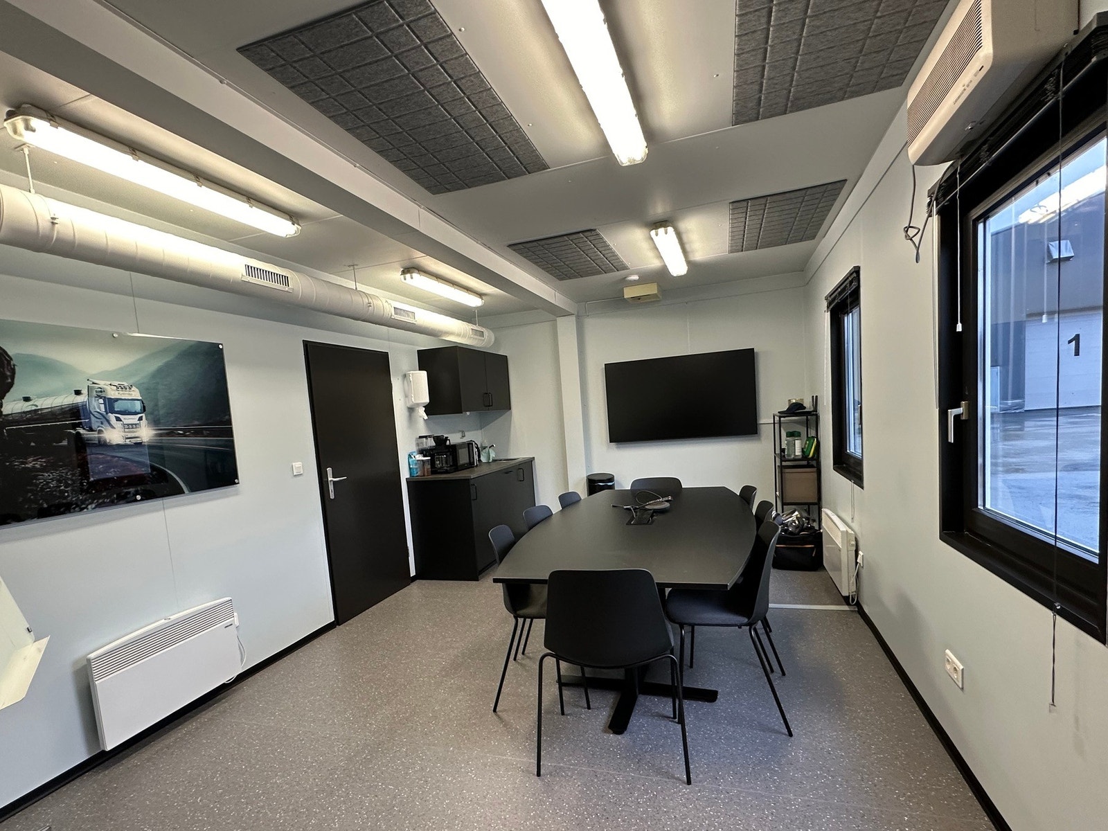 Møterom, spiserom og kjøkken i ett. Nytt ventilasjonsanlegg i brakken. Galleribilde