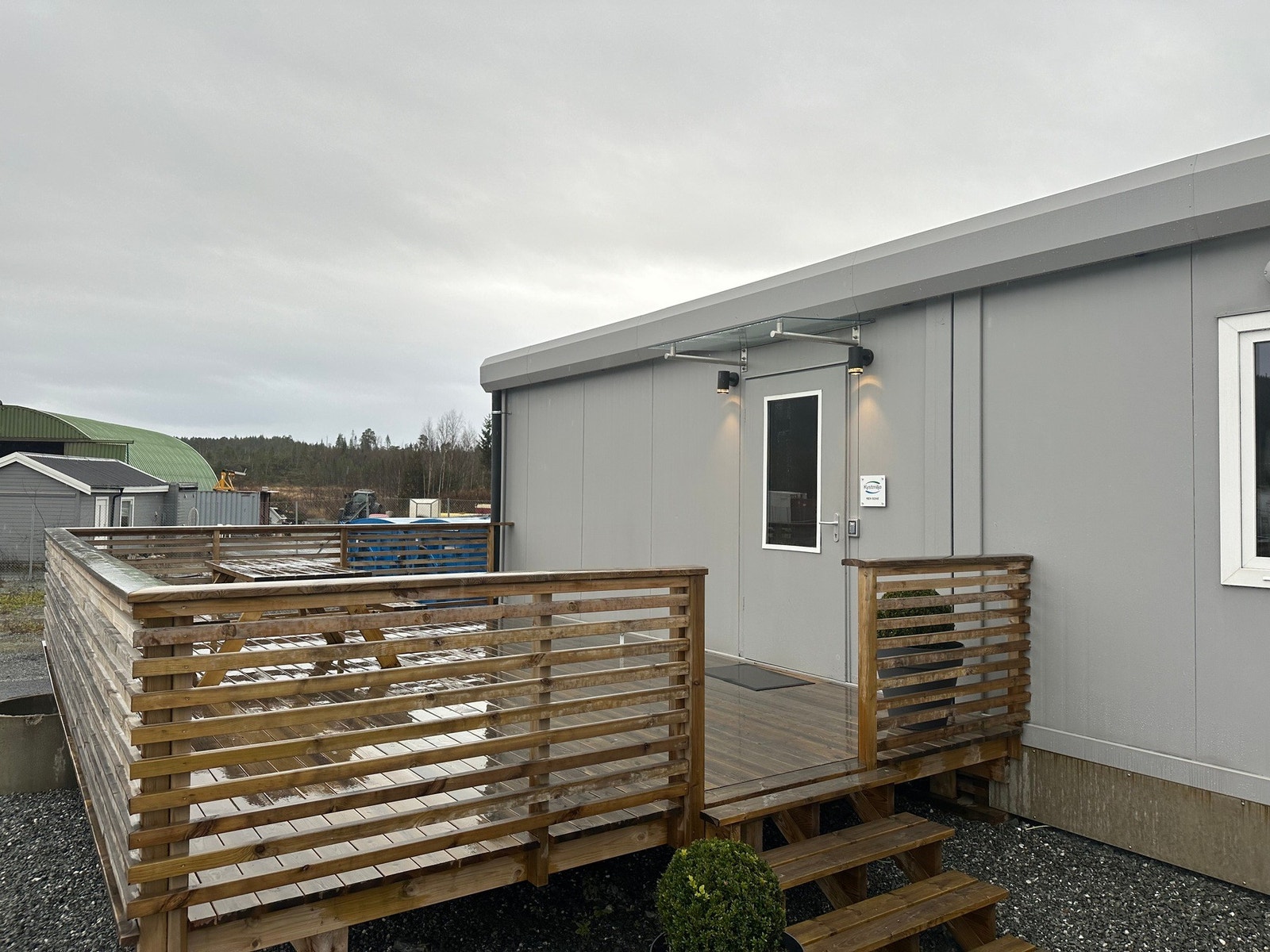 Praktisk og moderne kontorbrakke med møterom, kjøkken, garderobe, dusj og toaletter. Kodelås på dør. Galleribilde