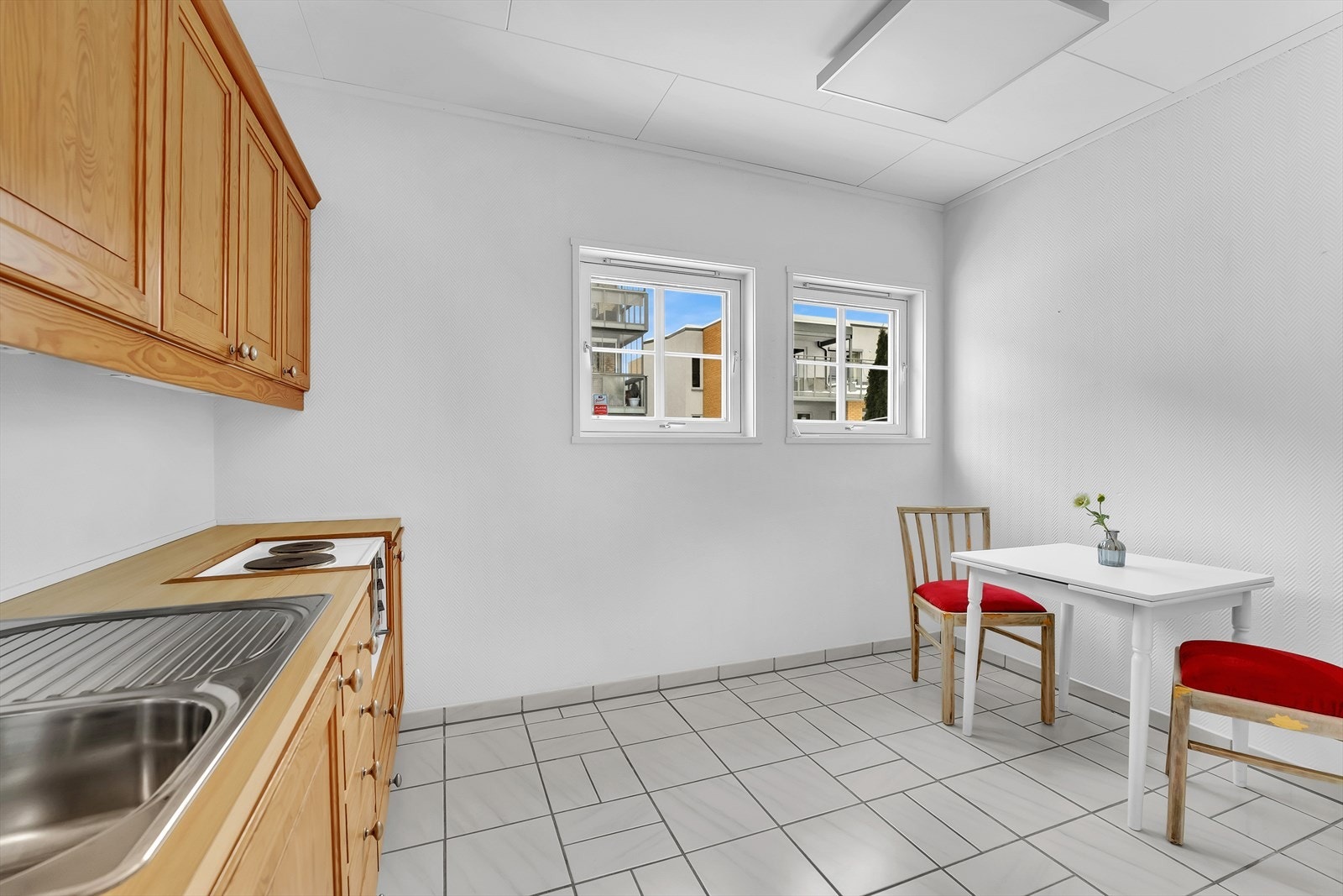 Plass til spisebord. Vinduene sørger for godt dagslys. Galleribilde