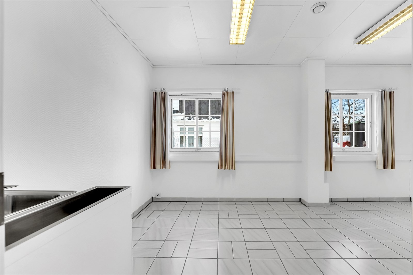 Behandlingsrom 3 i god størrelse. Flislagt gulv. Varmekabler i gulv. Galleribilde