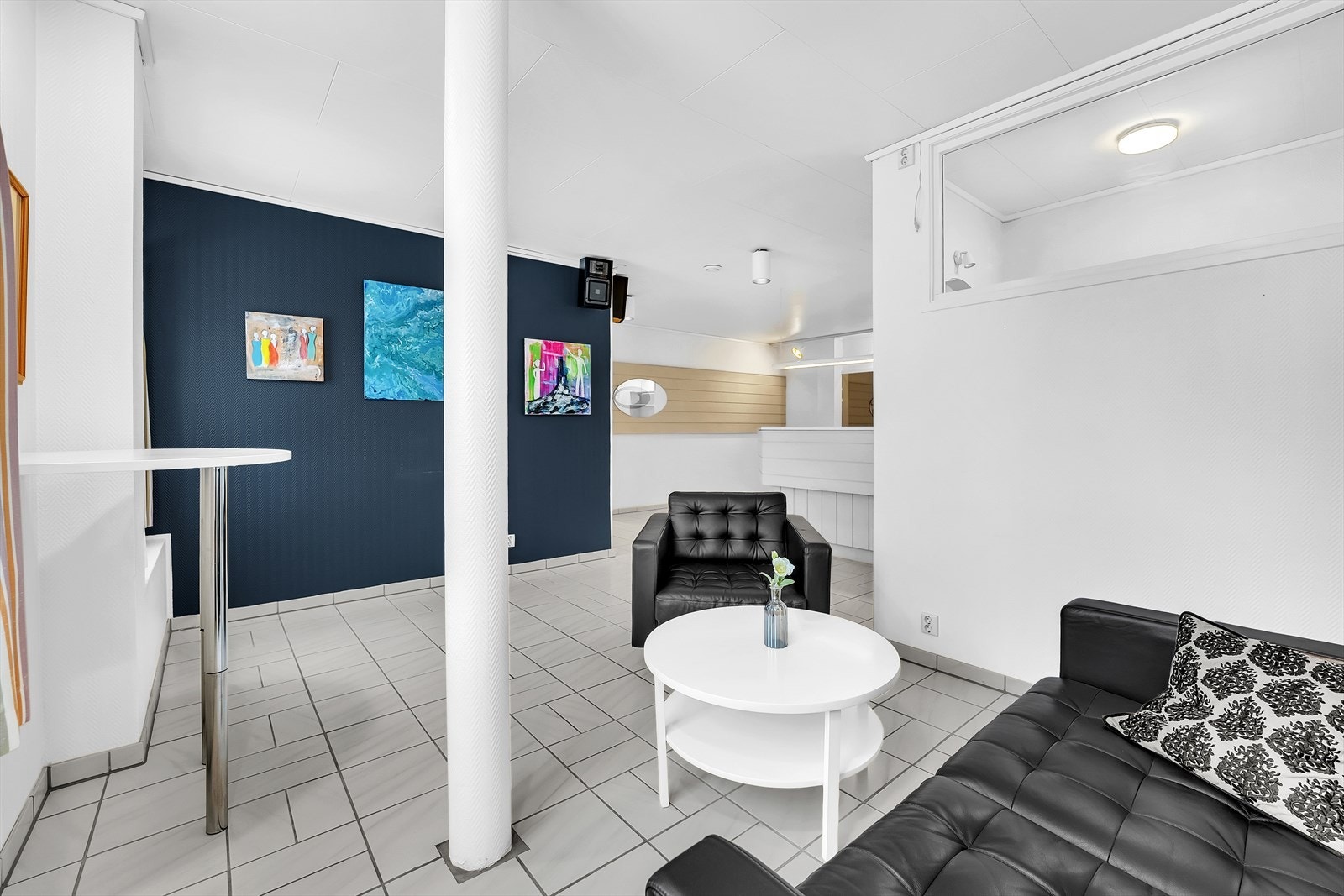 Venterom i lyse lokaler. Galleribilde