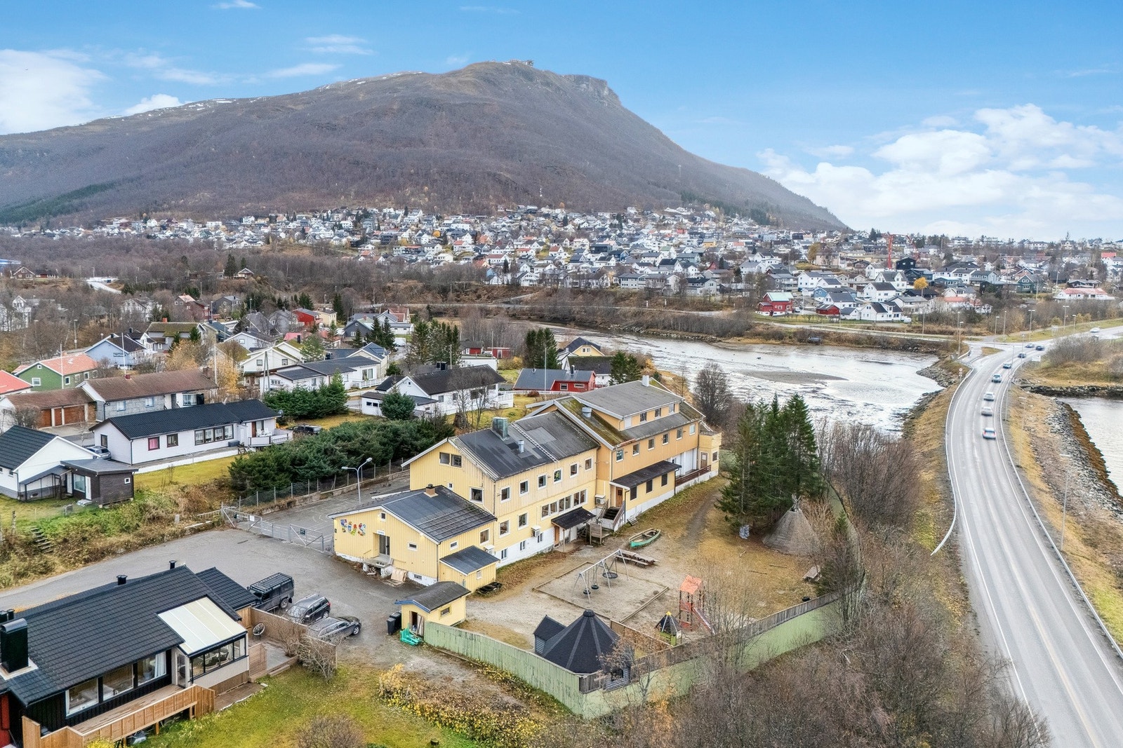 Eiendommen har svært sentral beliggenheten i Tromsdalen. Galleribilde