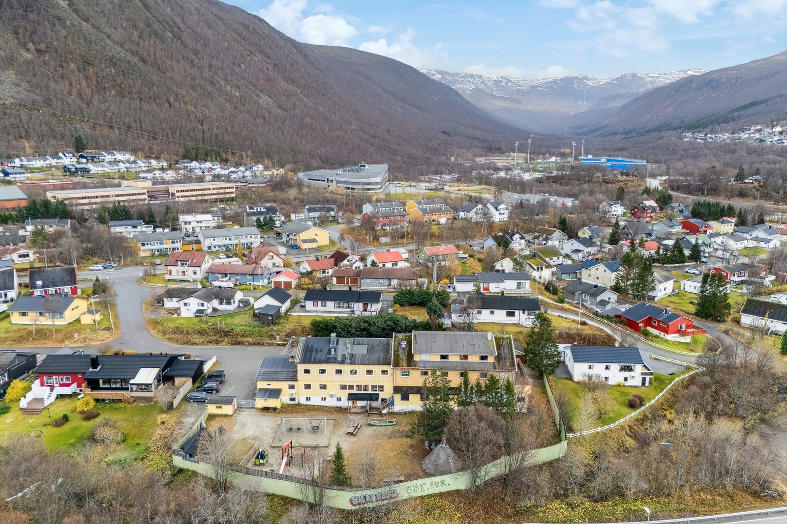 Drone. I bakgrunn er det innover Tromsdalen og Tromsdalstind. Galleribilde