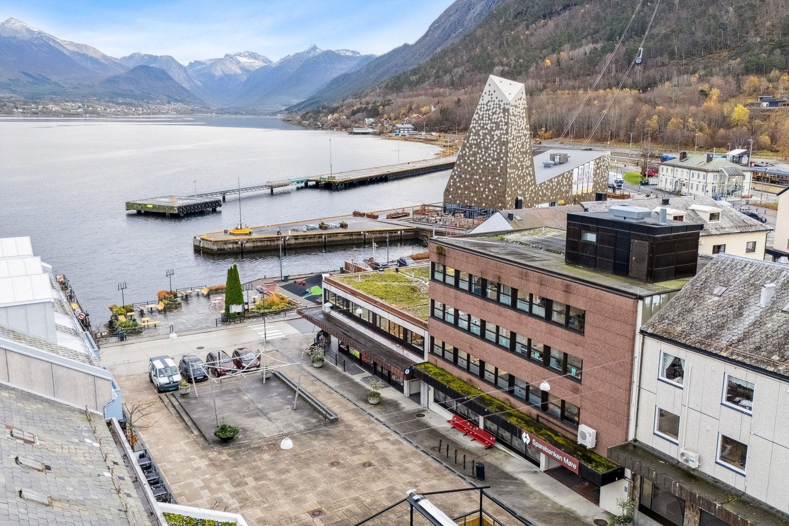 Gågaten i Åndalsnes sentrum, her finner du Vollan 2 som bygården nr. 2 fra sjøen. Galleribilde