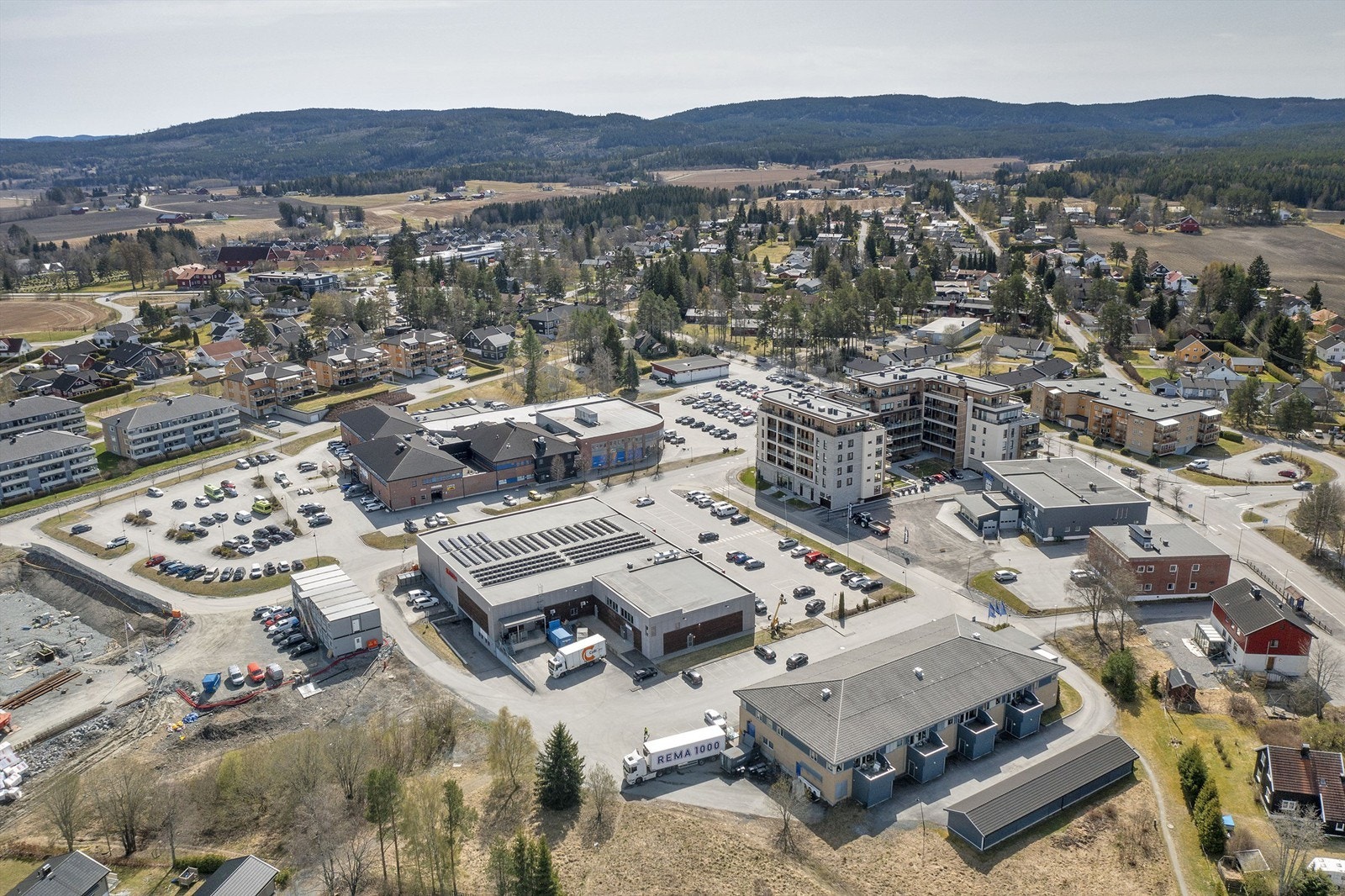 Aursmoen sentrum domineres av nærings-/forretningsbygg med blant annet Aurskog senter, Coop Extra, Rema 1000 og Fagmøbler Galleribilde