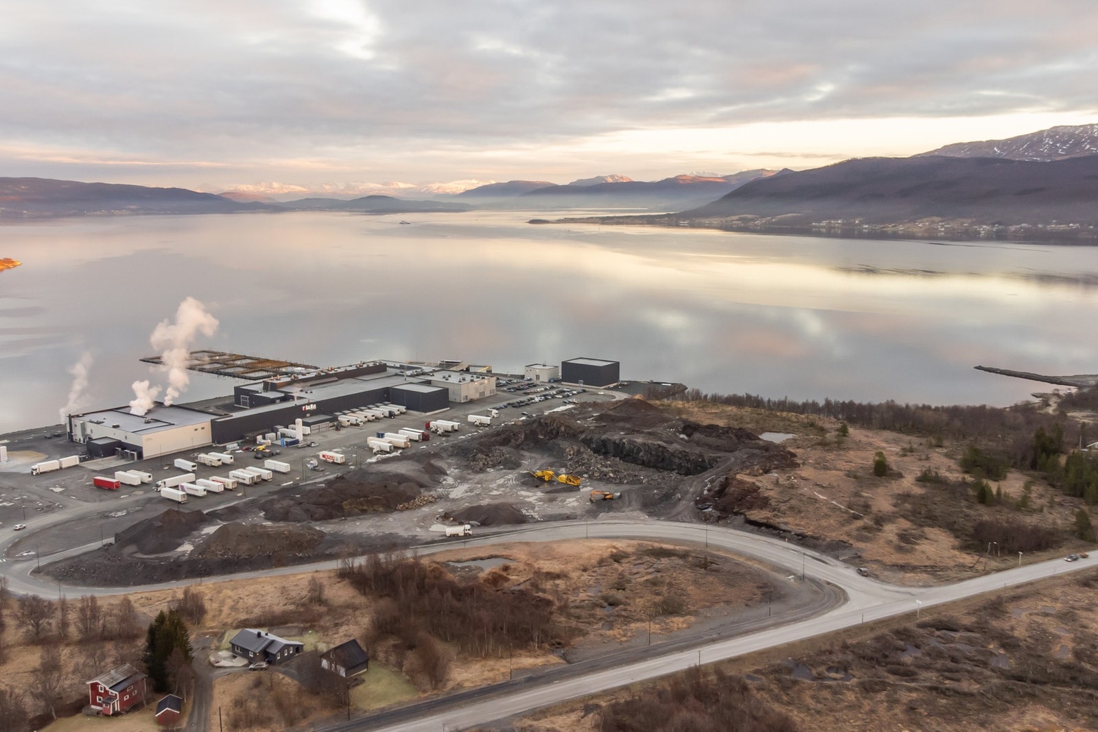 Dronebilde av nærområde og Leiknes i bakgrunn. Galleribilde