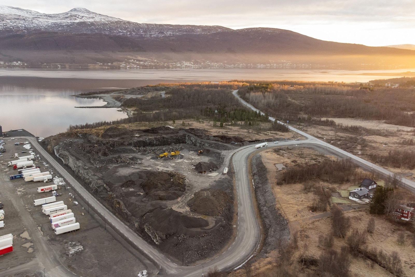 Presentert av Eiendomsmegler 1 Næringseiendom. Dronebilde av BN2 Klubben med Trollvika i bakgrunn. Galleribilde