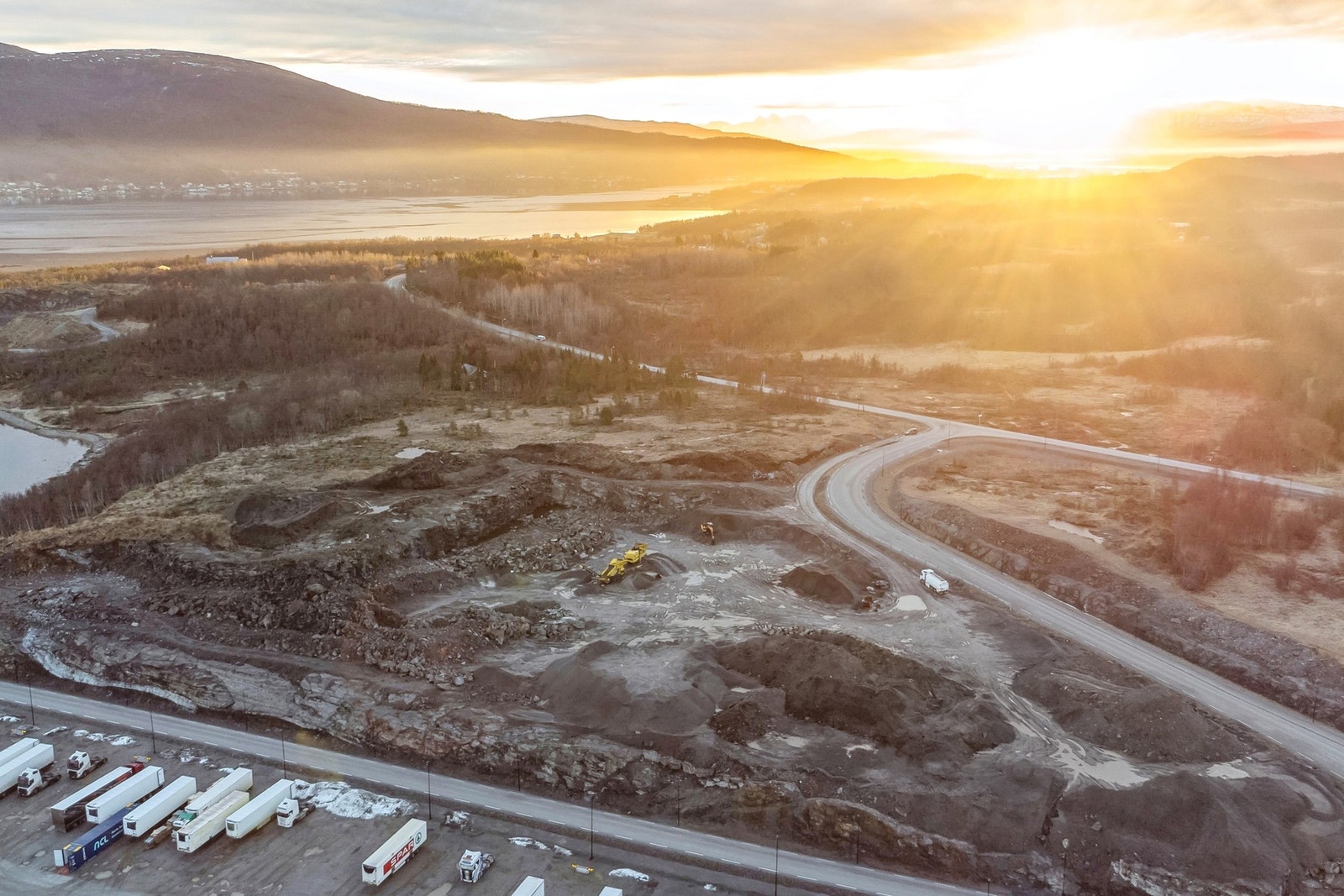 Dronebilde av BN2 og fylkesvei 861. Betydelig arbeid gjort på tomten med massefjerning. Galleribilde