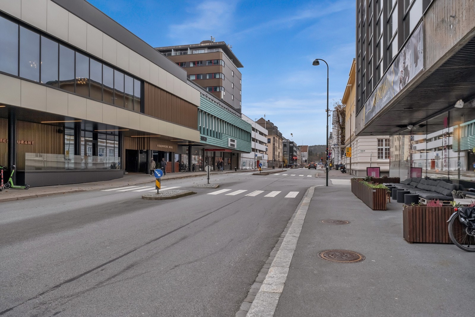 Hotel Caledonien, Teateret, Klubben og Parko ligger omkranset Kristiansand Kino. Galleribilde