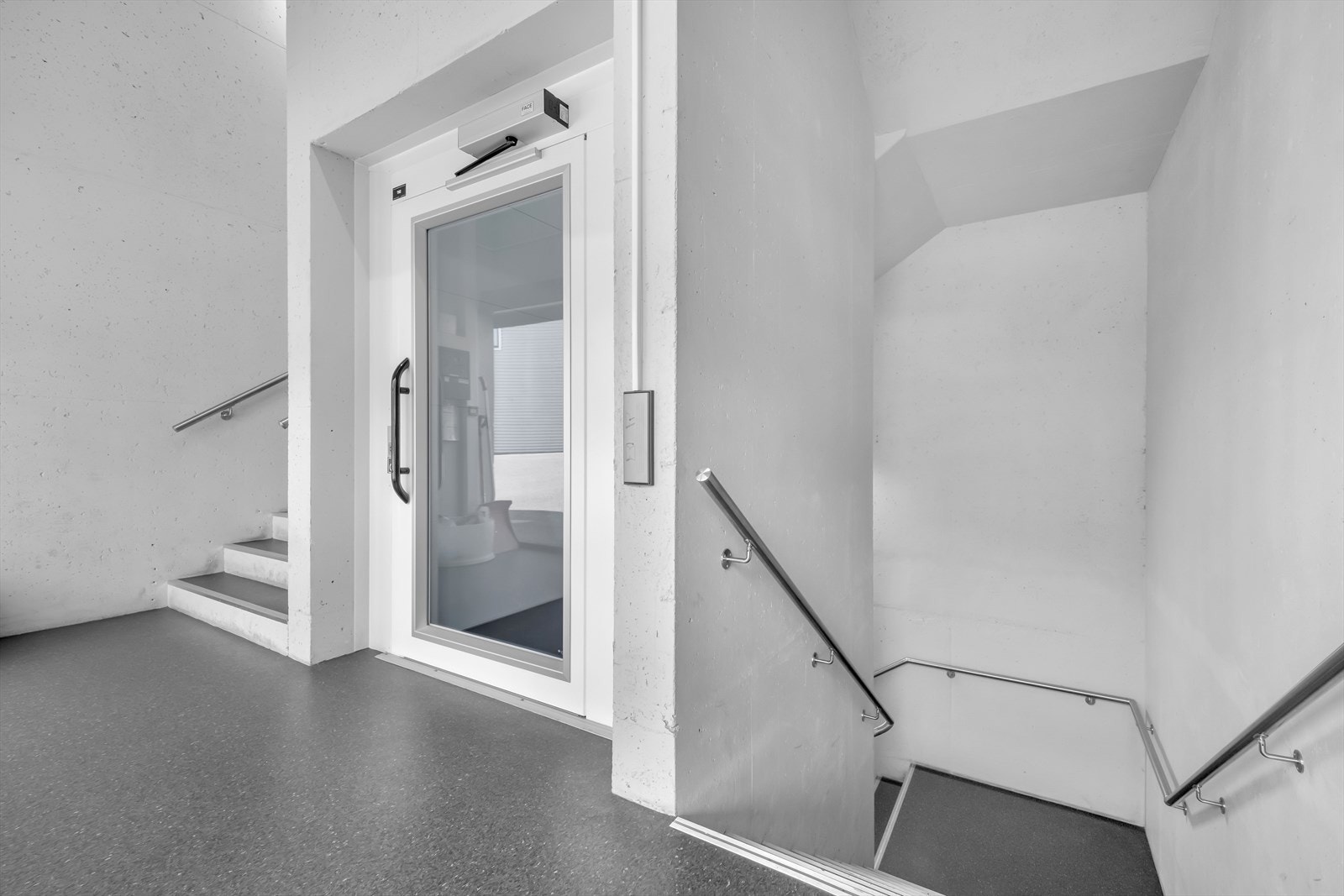 Trappehus med heis Galleribilde