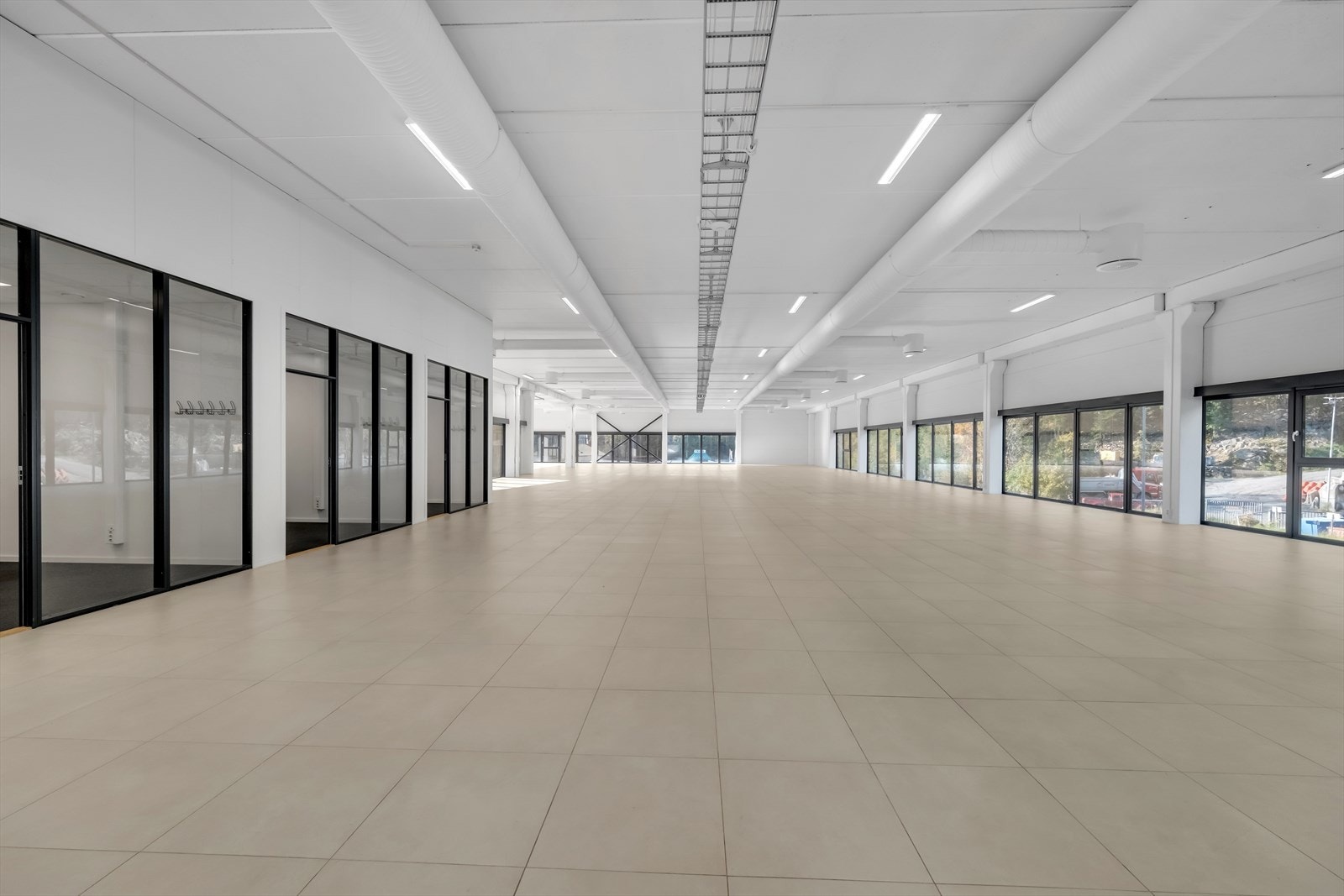 Åpent areal med salgskontorer Galleribilde
