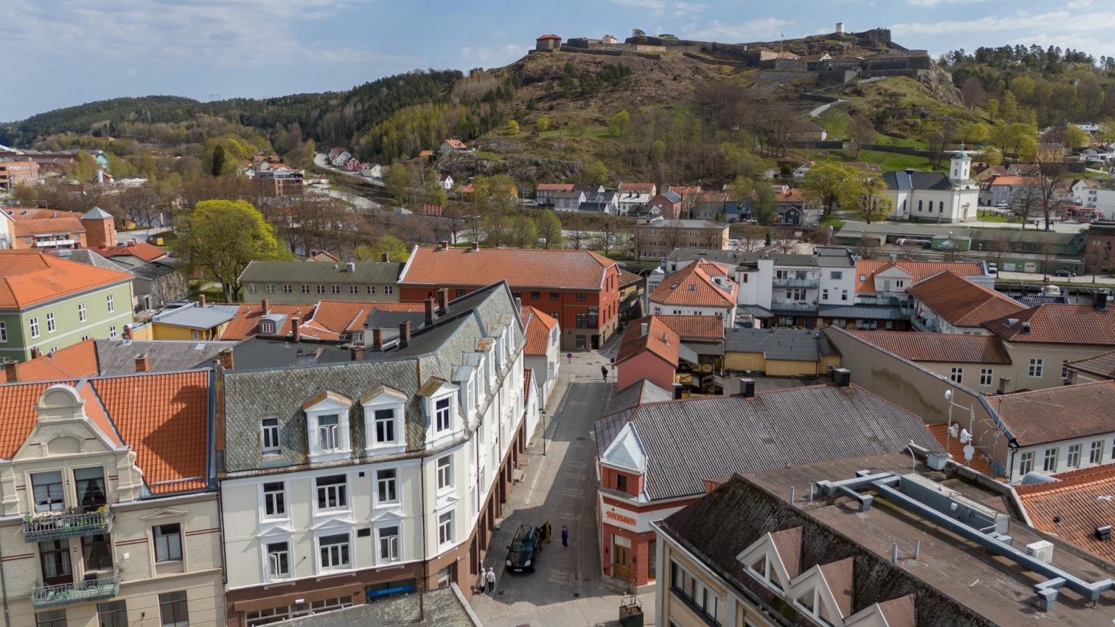Bygget ligger like nedenfor Fredriksten festning Galleribilde