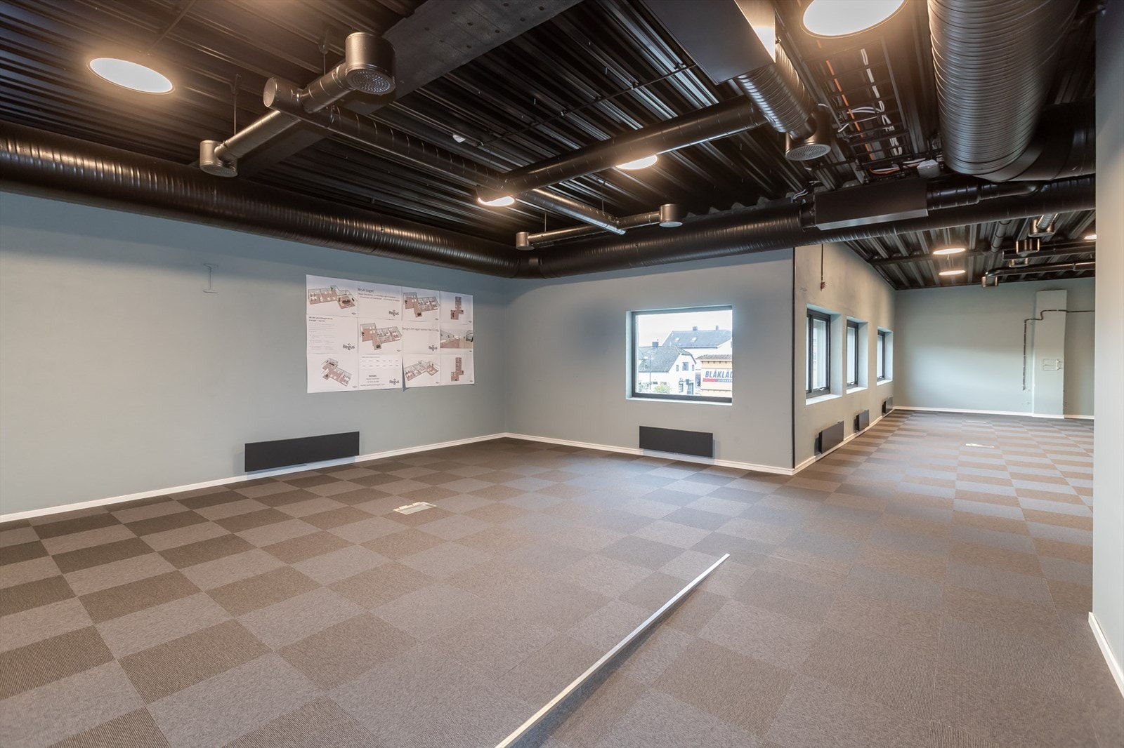 Jernbanegata-Ledig lokale Galleribilde