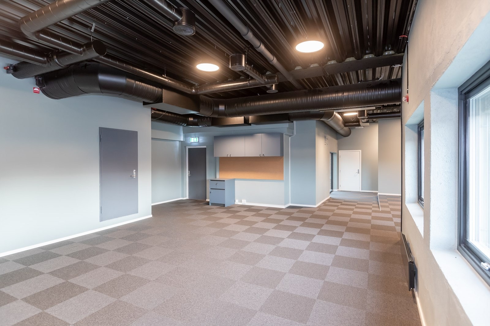 Jernbanegata-Ledig lokale Galleribilde