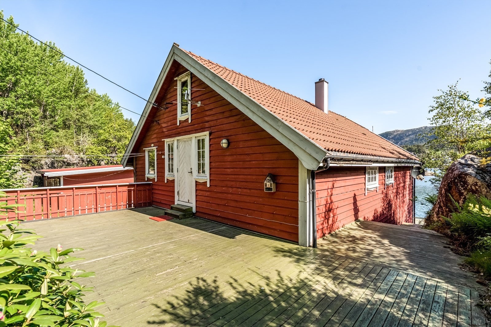 Kjekt uteområde på baksiden av rorbu Galleribilde
