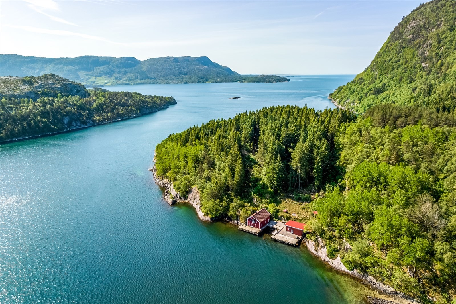 Borgøy ligger i Hervikfjorden, en åre fra Boknafjorden og hvor en videre østover bl.a når Nedstrandsfjorden/Jelsafjorden og Vindafjorden. Galleribilde