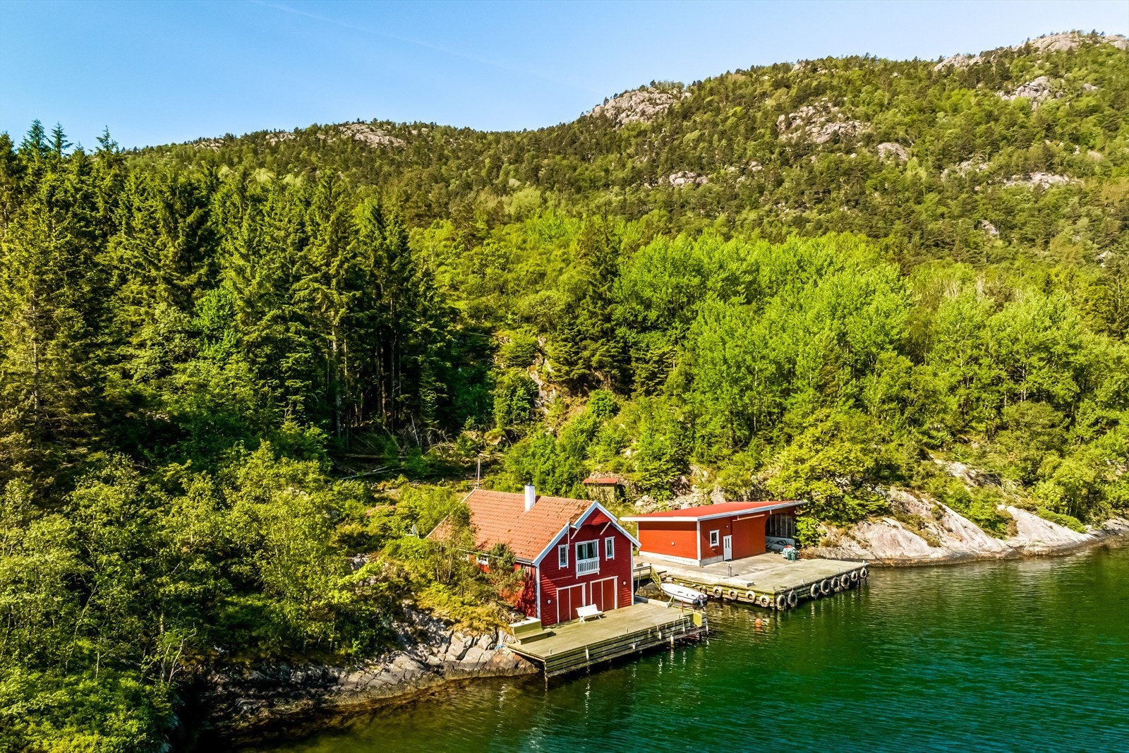 Skjermet beliggende i Skåtavika - Øst på Borgøy Galleribilde