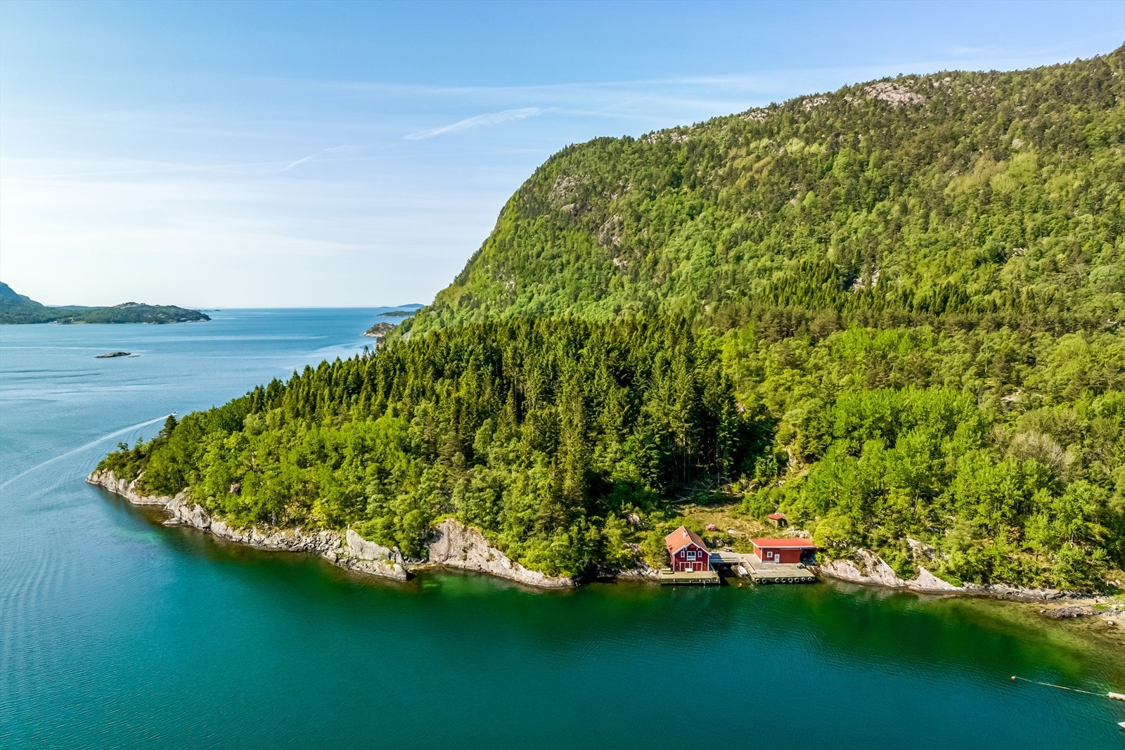 Eiendom med kaianlegg, driftsbygg og naust/redskapshus Galleribilde