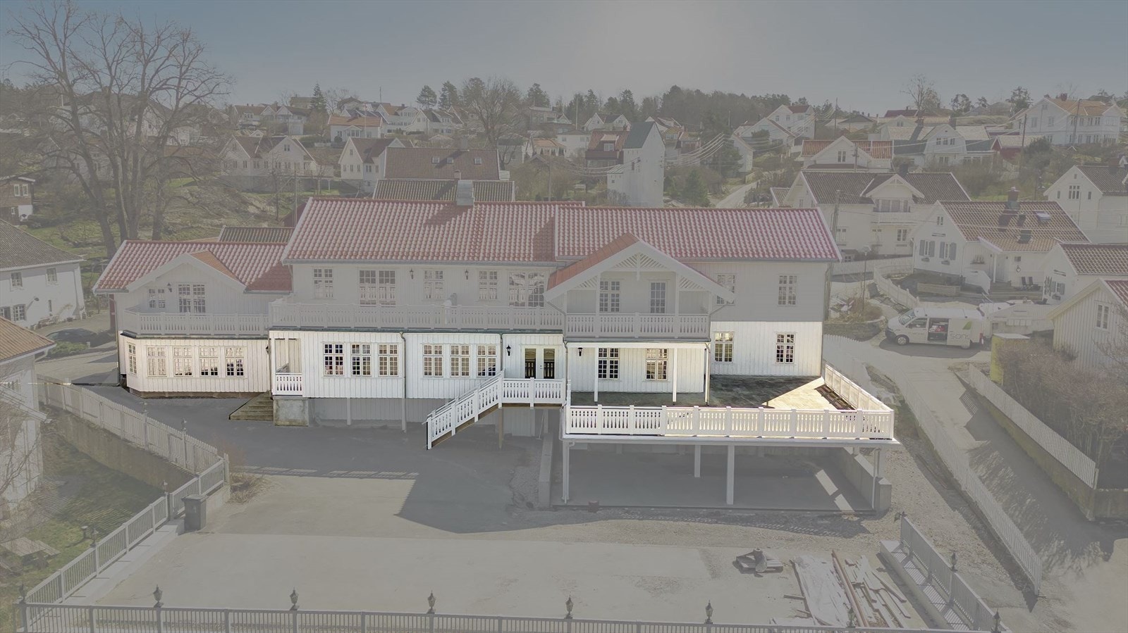 Næringslokale som leies ut strekker seg utover hele 1. etasje, tidligere "Son Kro". Galleribilde