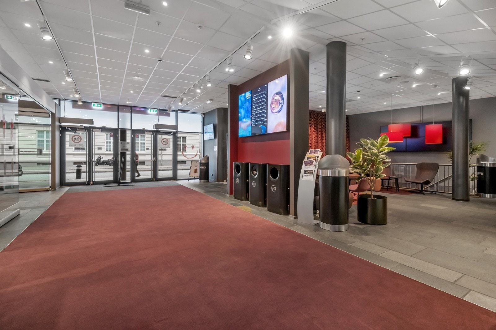 Inngangsparti. Galleribilde