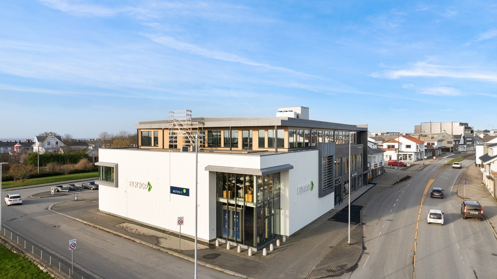 Bygget sett fra hovedveien. Takterrasse i sør. Galleribilde