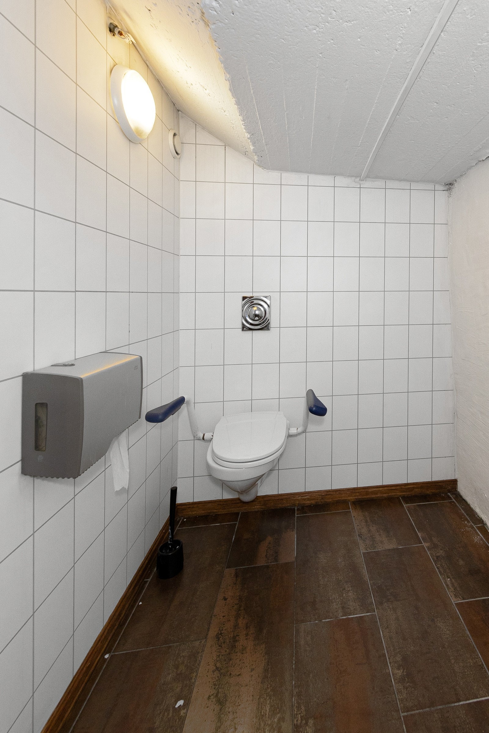 Det er 4 toalett i kjelleren Galleribilde