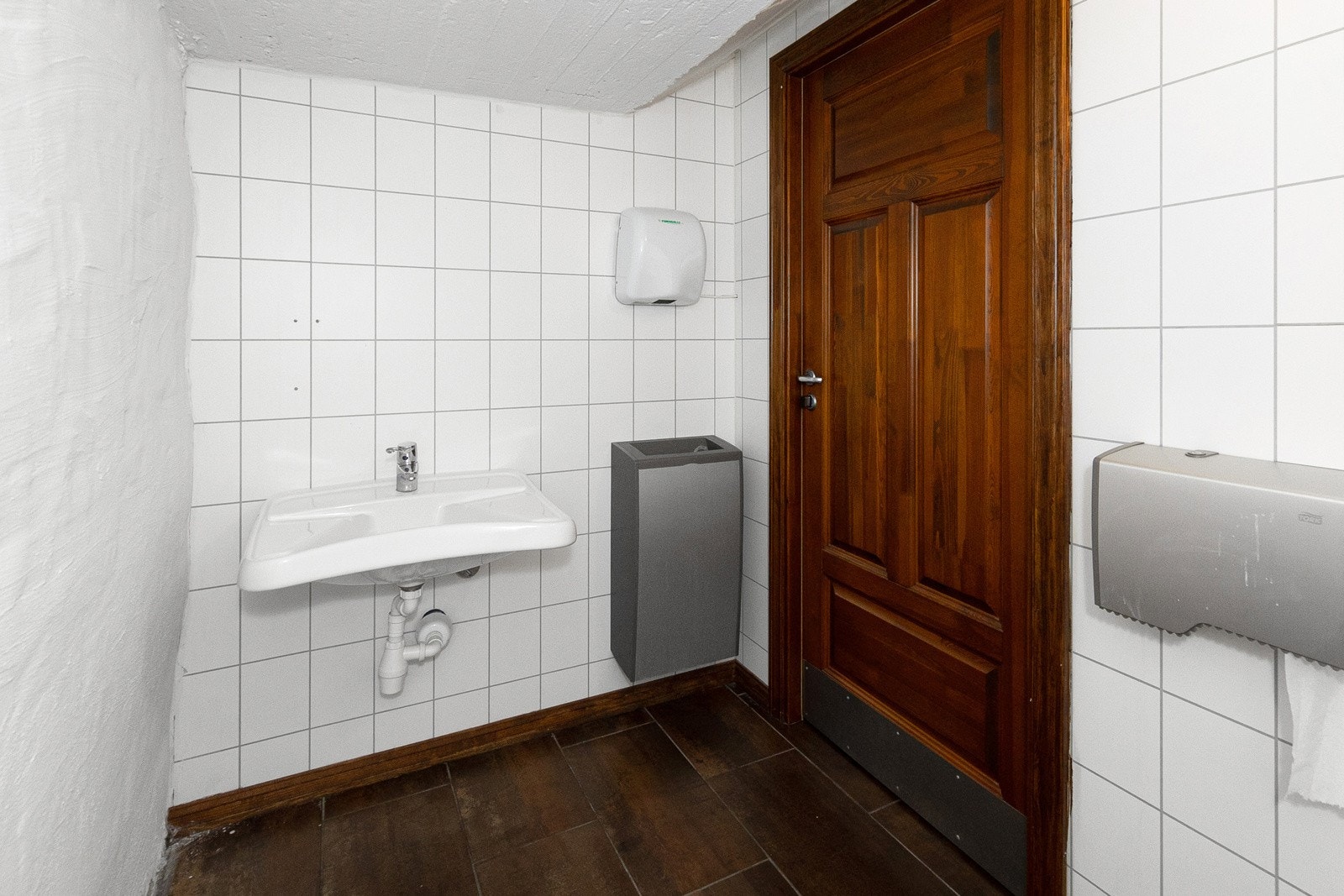 Det er 4 toalett i kjelleren Galleribilde