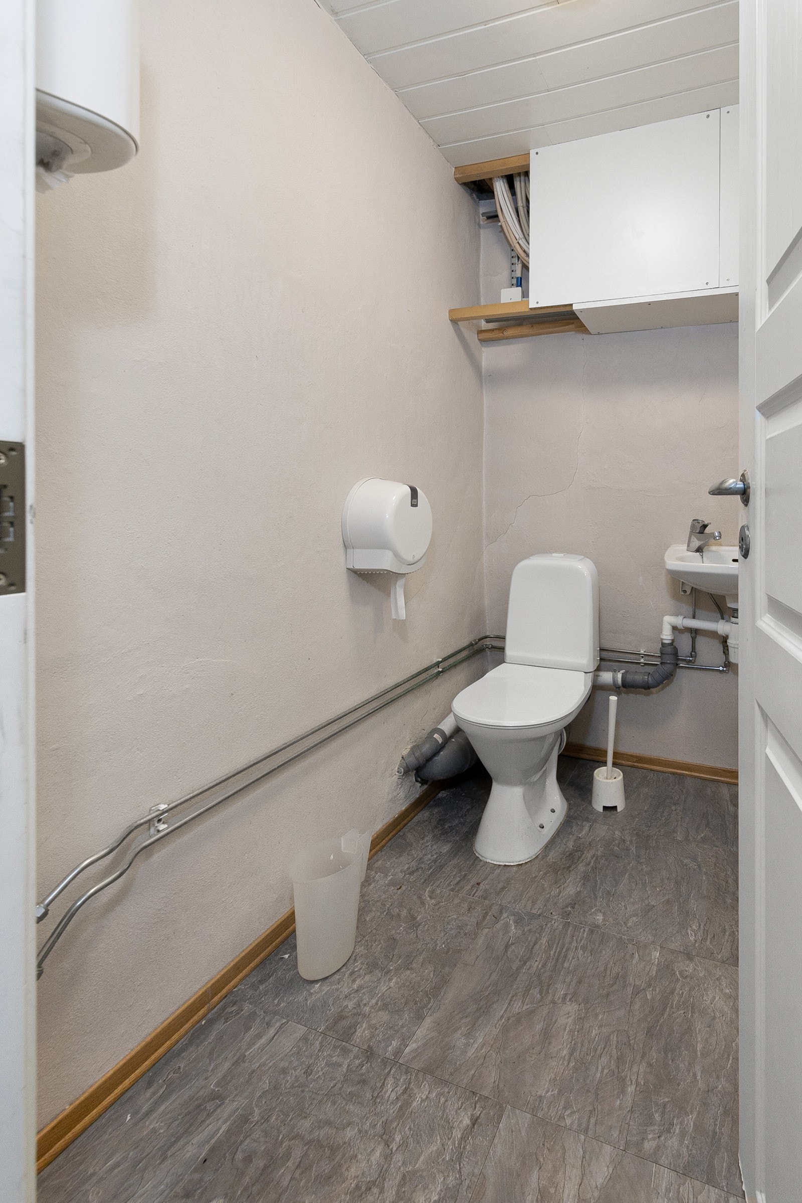 Det er 4 toalett i kjelleren Galleribilde