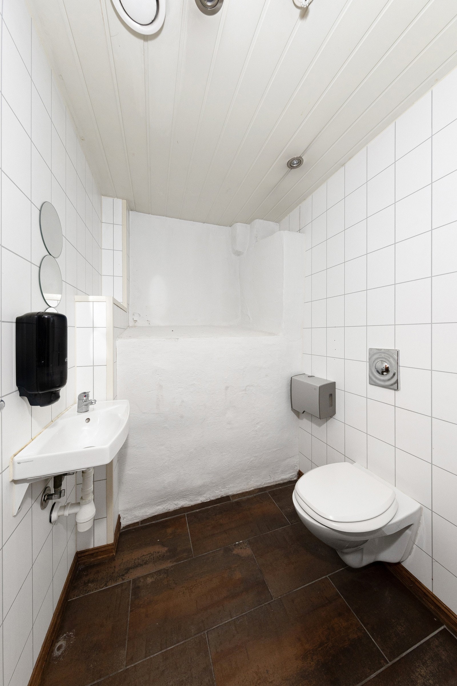 Det er 4 toalett i kjelleren Galleribilde