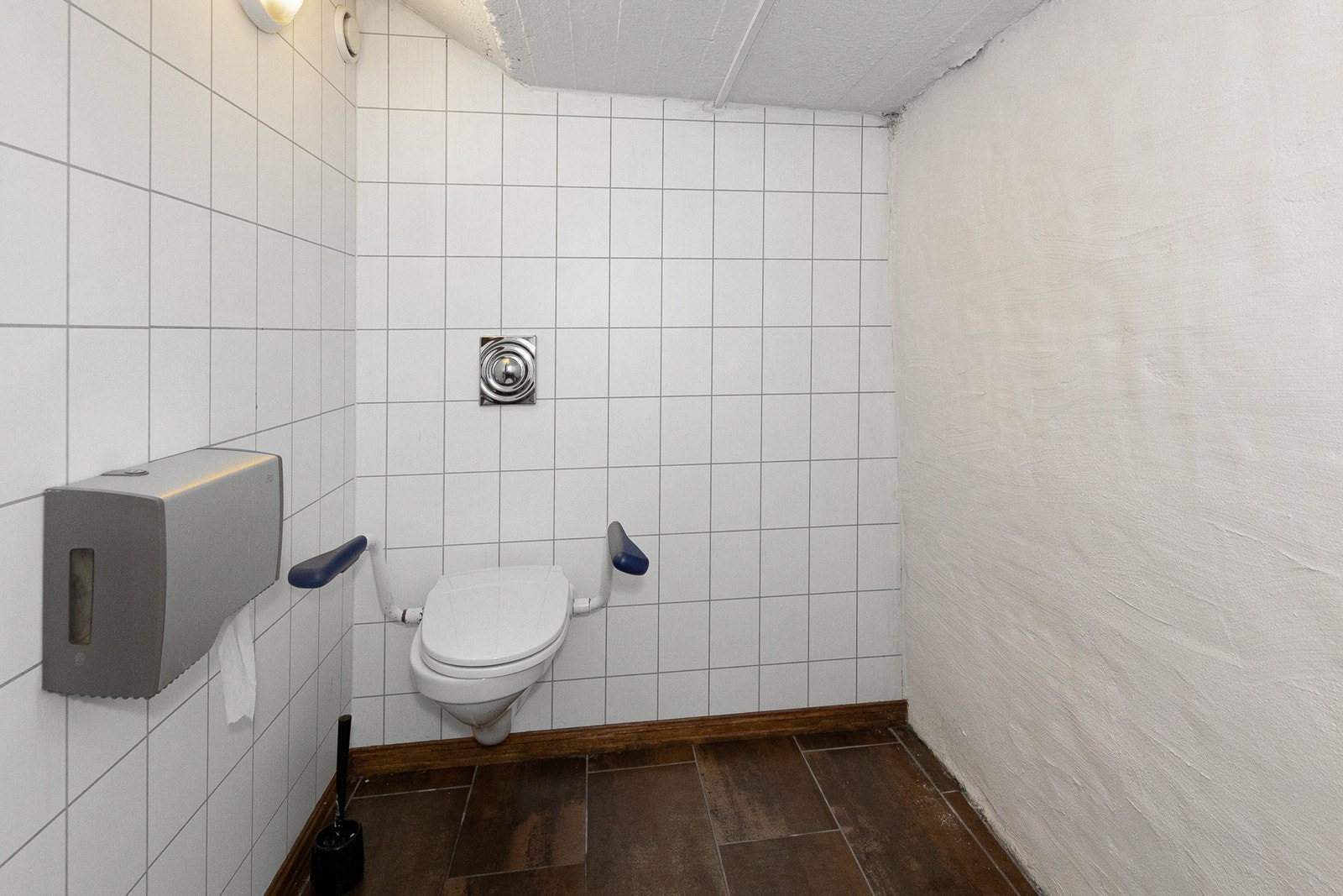 Det er 4 toalett i kjelleren Galleribilde