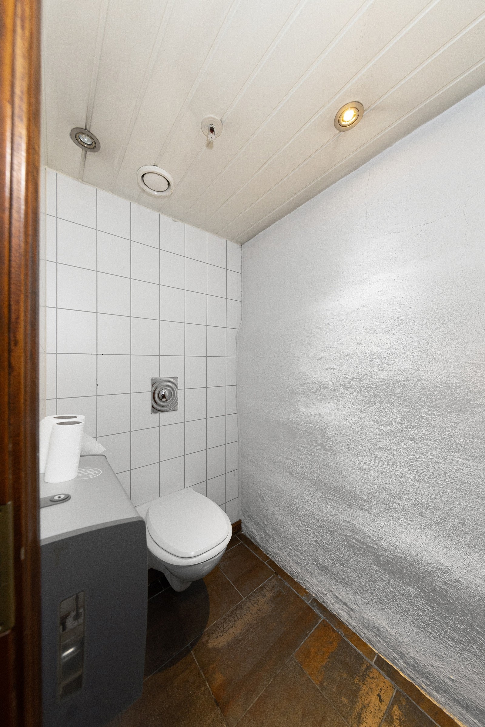 Det er 4 toalett i kjelleren Galleribilde