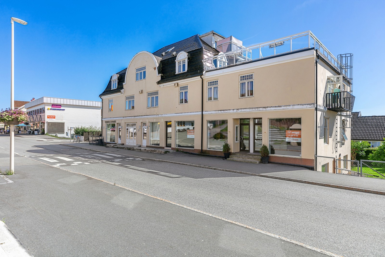 Fasaden mot veien, god profilering Galleribilde