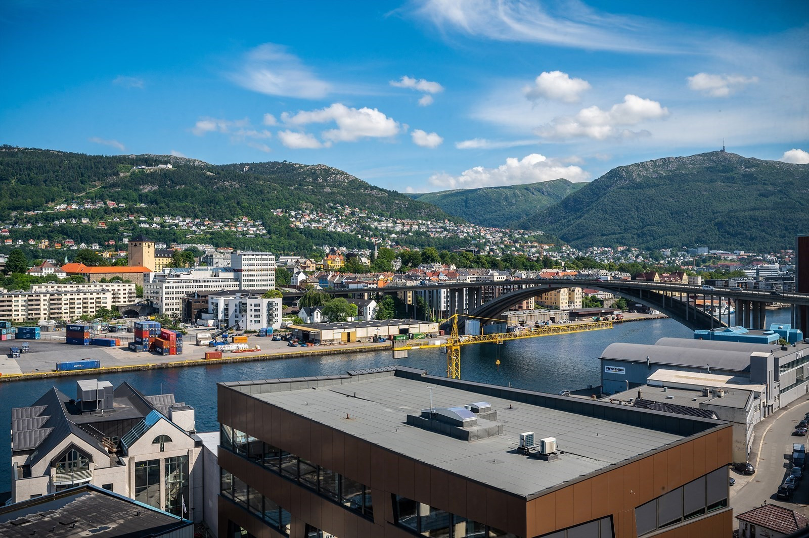 Utsikt mot Puddefjorden og de flotte byfjellene