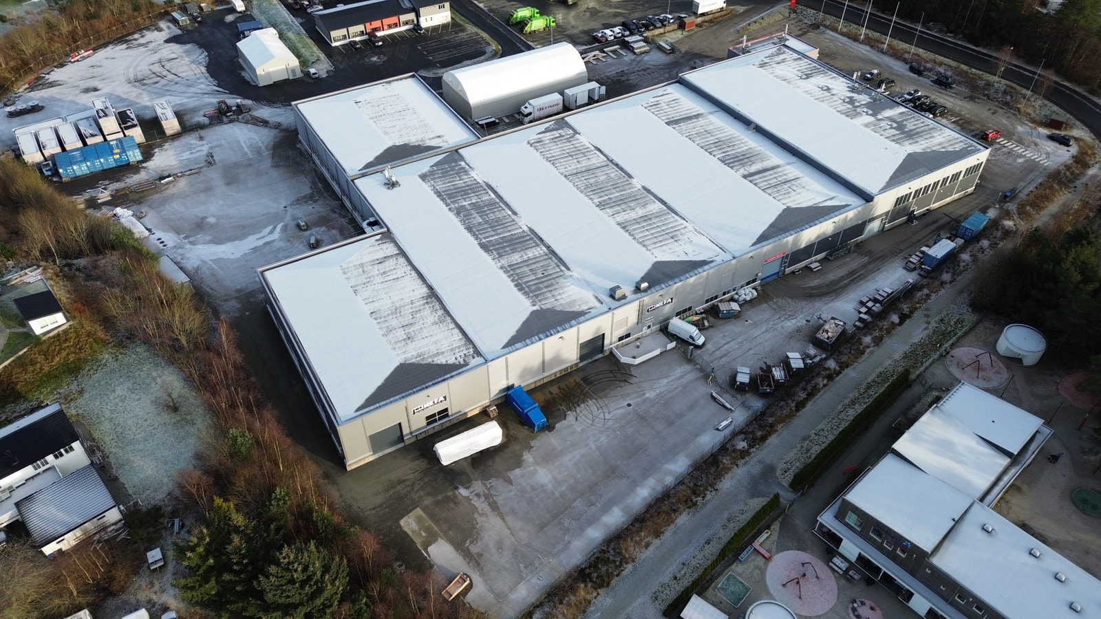 Lager og produksjonslokaler med innkjøring på baksiden av eiendommen. Inngjerdet og eksklusivt uteareal. Galleribilde