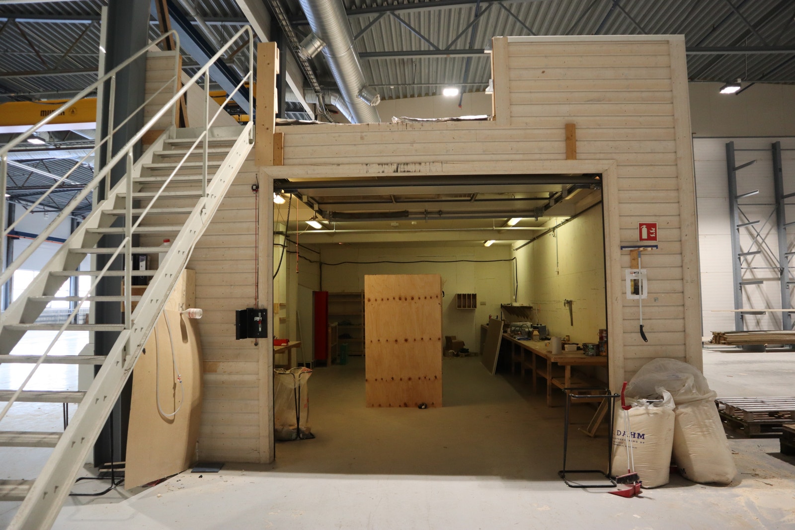 Lite verksted med mesanin er bygget i lagerhallen. Galleribilde