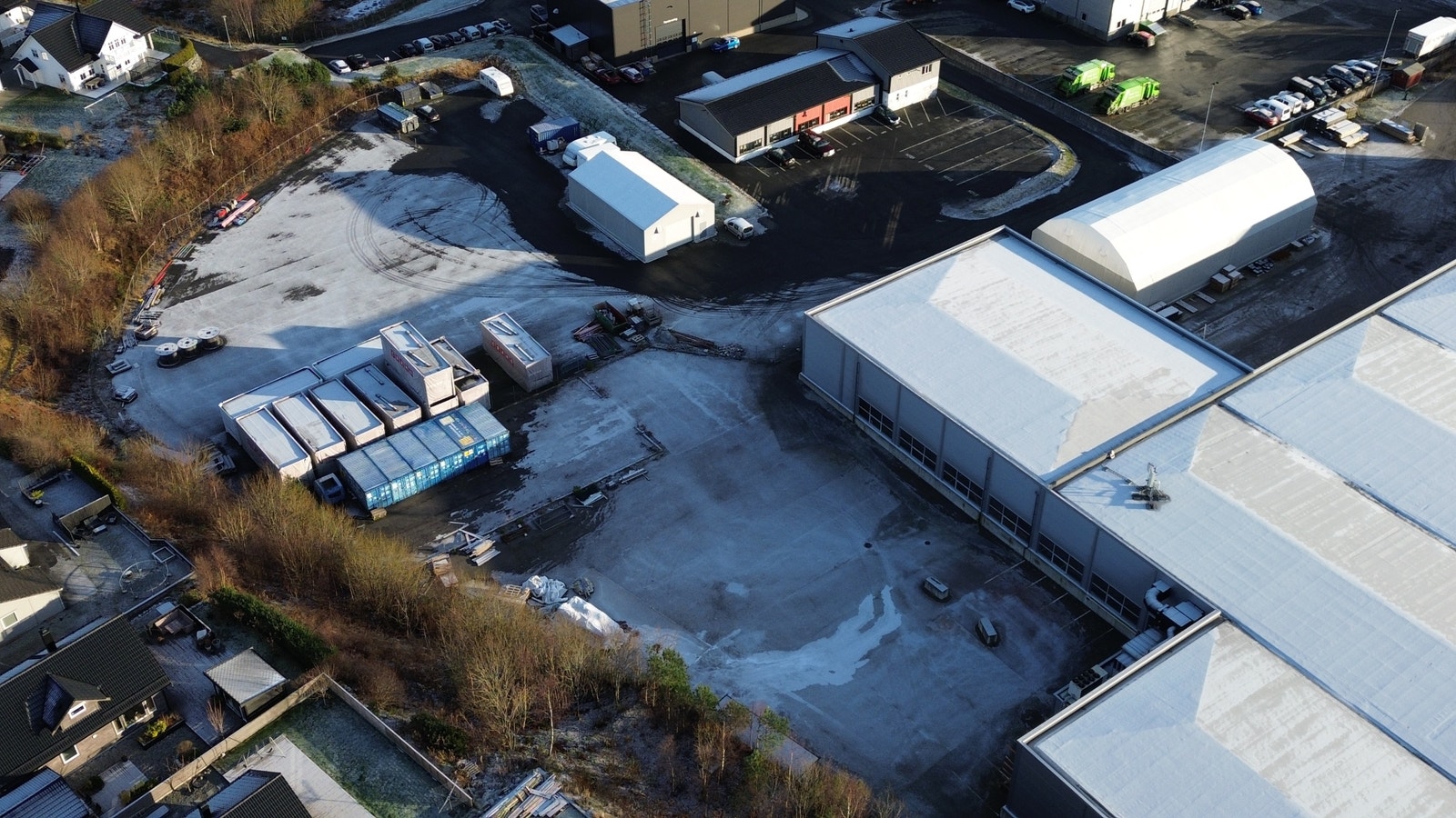 Eksklusivt uteareal. God plass til containere og annet nyttig plasskrevende. Galleribilde