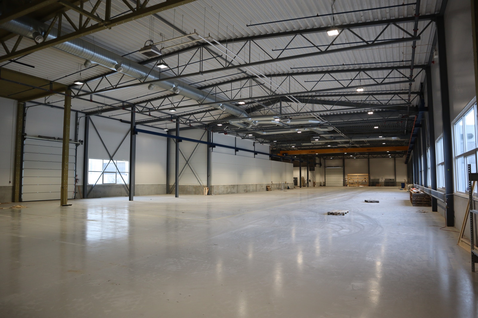 Topp moderne produksjonhall med sprinkling. Galleribilde