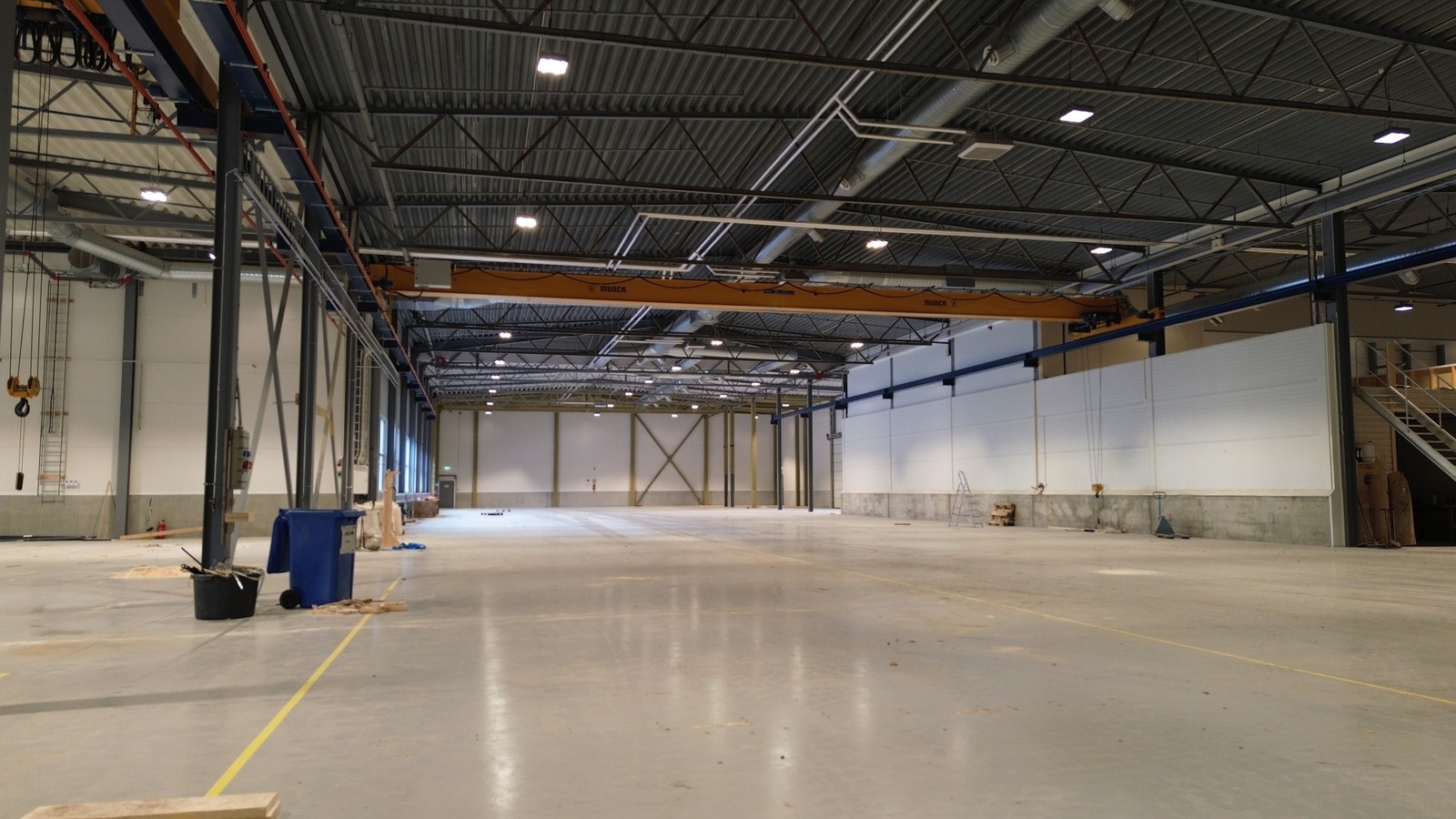 God takhøyde og flere traverskraner i hallen. Galleribilde