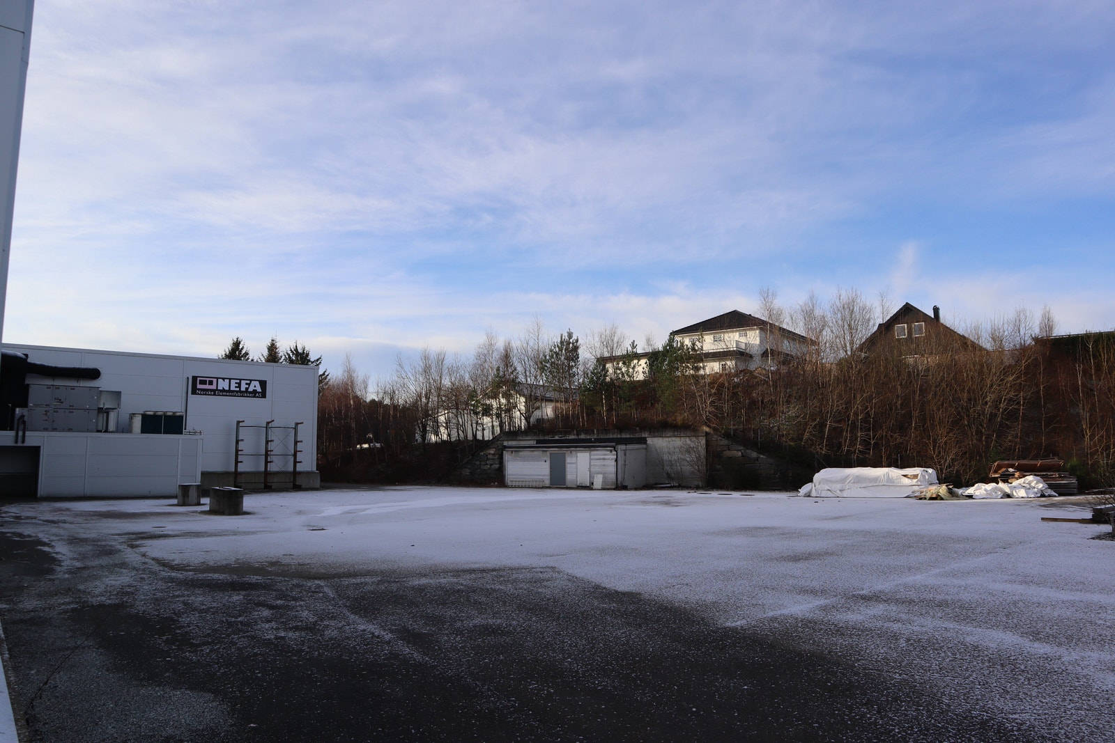 Uteareal med vanntank til sprinkleranlegg. Galleribilde