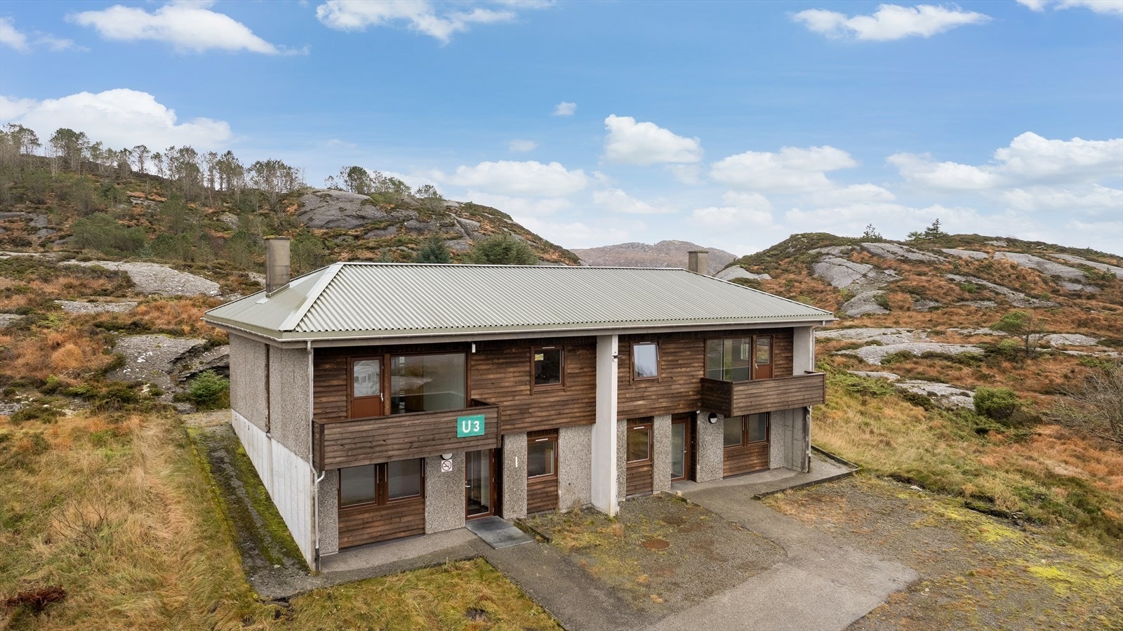 Stort kontorbygg med egen parkering Galleribilde