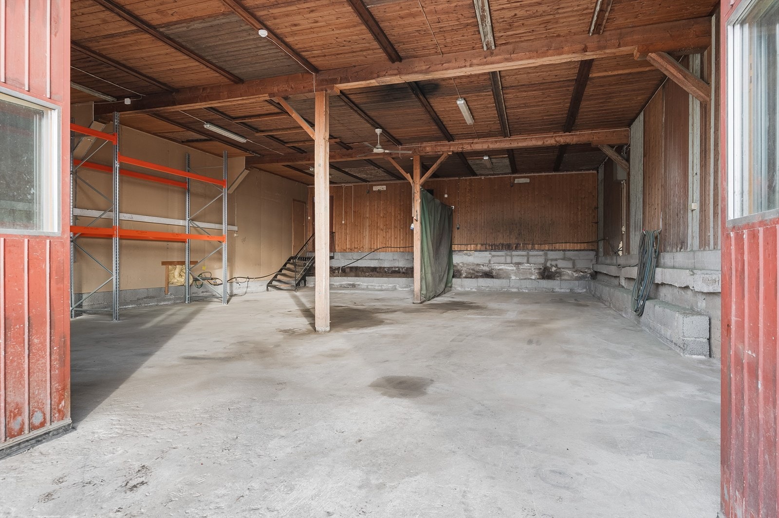 Næringslokale med garasjer (3 garasjeløp). Angitt til 125m² BRA ved takst fra 2013. Galleribilde