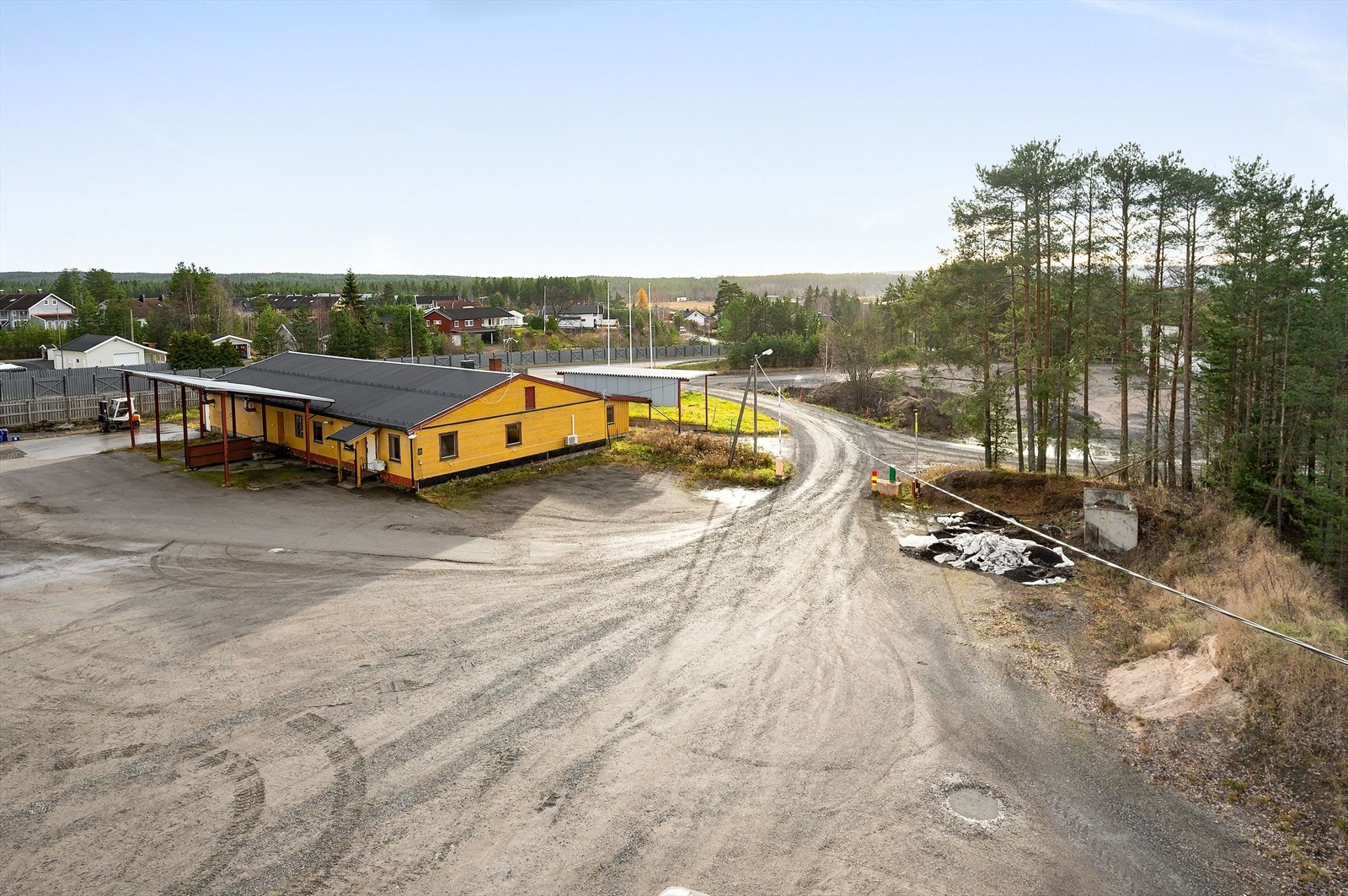 Næringseiendom på Løvbergsmoen ca. 2,5 km øst for Elverum sentrum. Eiertomt på ca. 3 128,5m² med næringsbygg i en etasje og i hovedsak grusede områder med parkerings-, innkjørings og lagringsplasser. Galleribilde