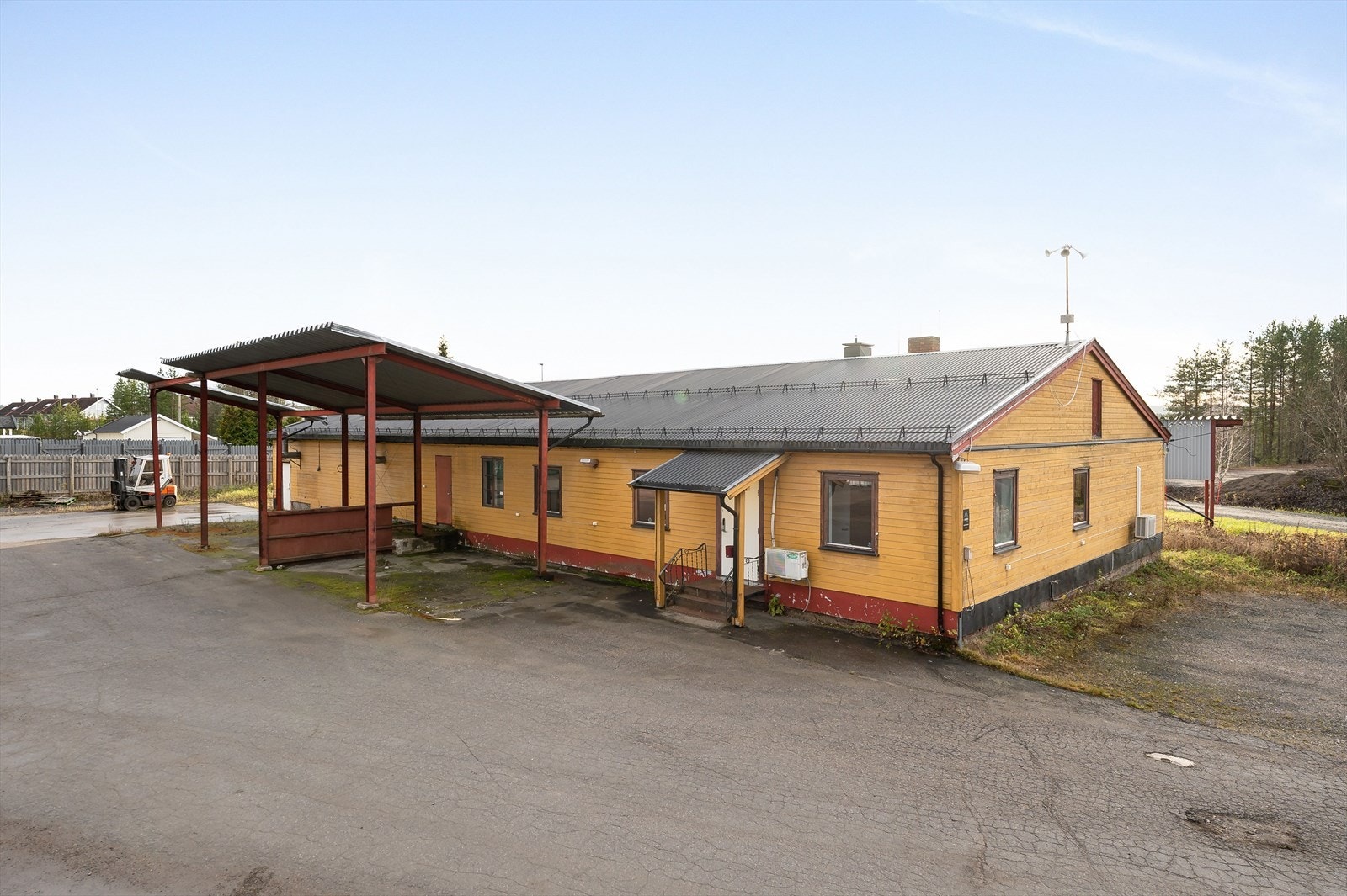 Bygning tilrettelagt for næringsdrift med kontorer, møterom, sanitære rom, tekniske rom og lagerlokaler. Inntilbyggede garasjer i en etasje. Galleribilde