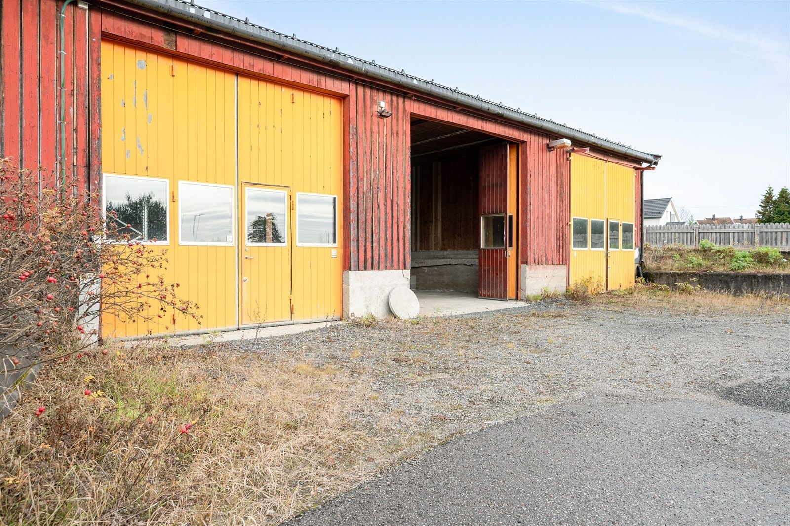 Inntilbyggede garasjer i en etasje. Galleribilde