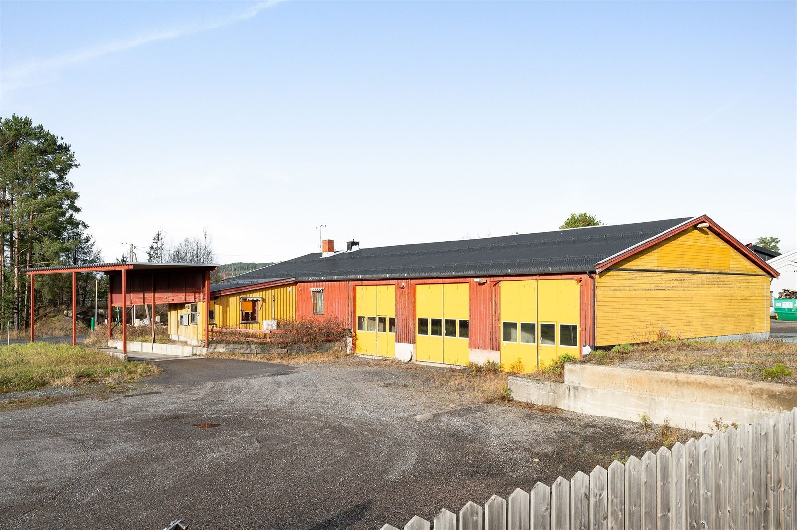 Næringsbygg fra ca 1950. Diverse ombygginger og tilbygg fra senere tid, vektanlegg fremstår som etablert ca 2000. Galleribilde