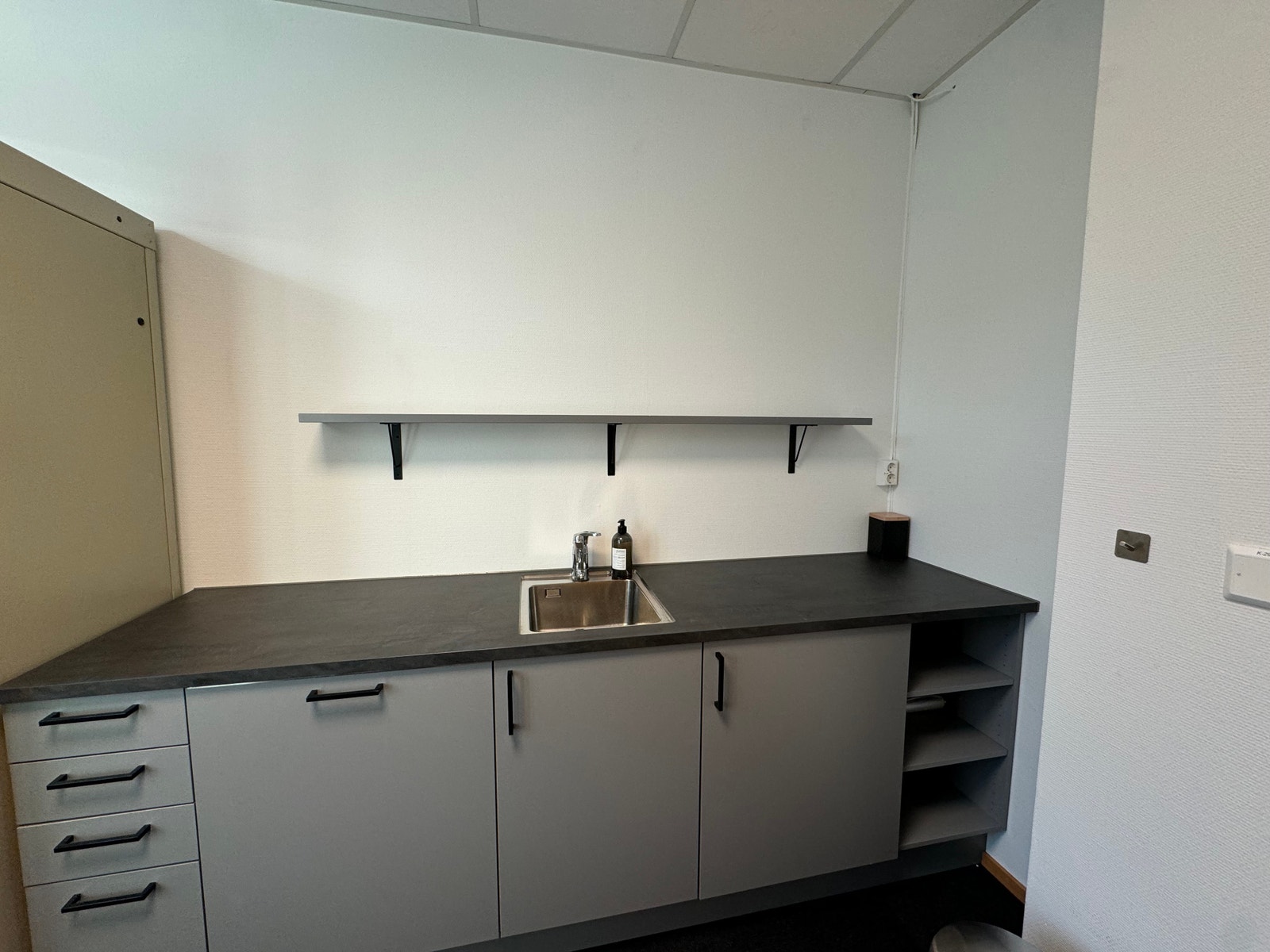 Kontoret har et nyoppusset og moderne kjøkken, praktisk plassert for enkel tilgang Galleribilde